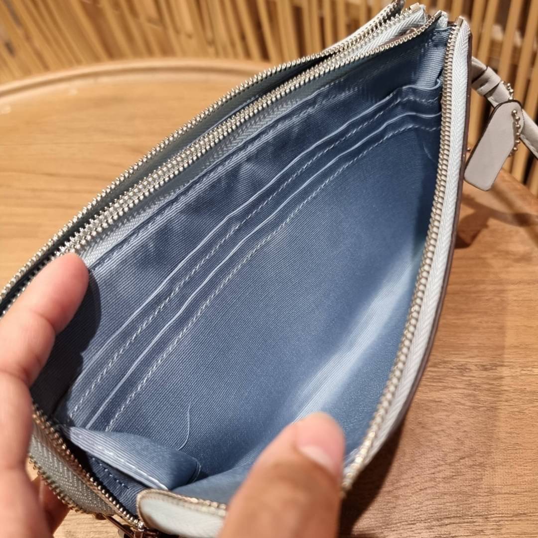 COACH F54057 DOUBLE ZIP WALLET IN SIGNATURE กระเป๋าคล้องมือ size L ใบนี้ใส่มือถือได้ทุกรุ่น ขนาดกำลังดี พกพาสะดวกมากๆ วัสดุหนังสังเคราะห์ ภายในเป็นผ้าสีสวยคม ใส่ธนบัตร ใส่บัตรได้เยอะ ใส่มือถือได้สบายๆทุกรุ่น ตอบโจทย์สาวๆที่ไม่ชอบพกเยอะวุ่นวายจ้า ใบนี้เอาอ