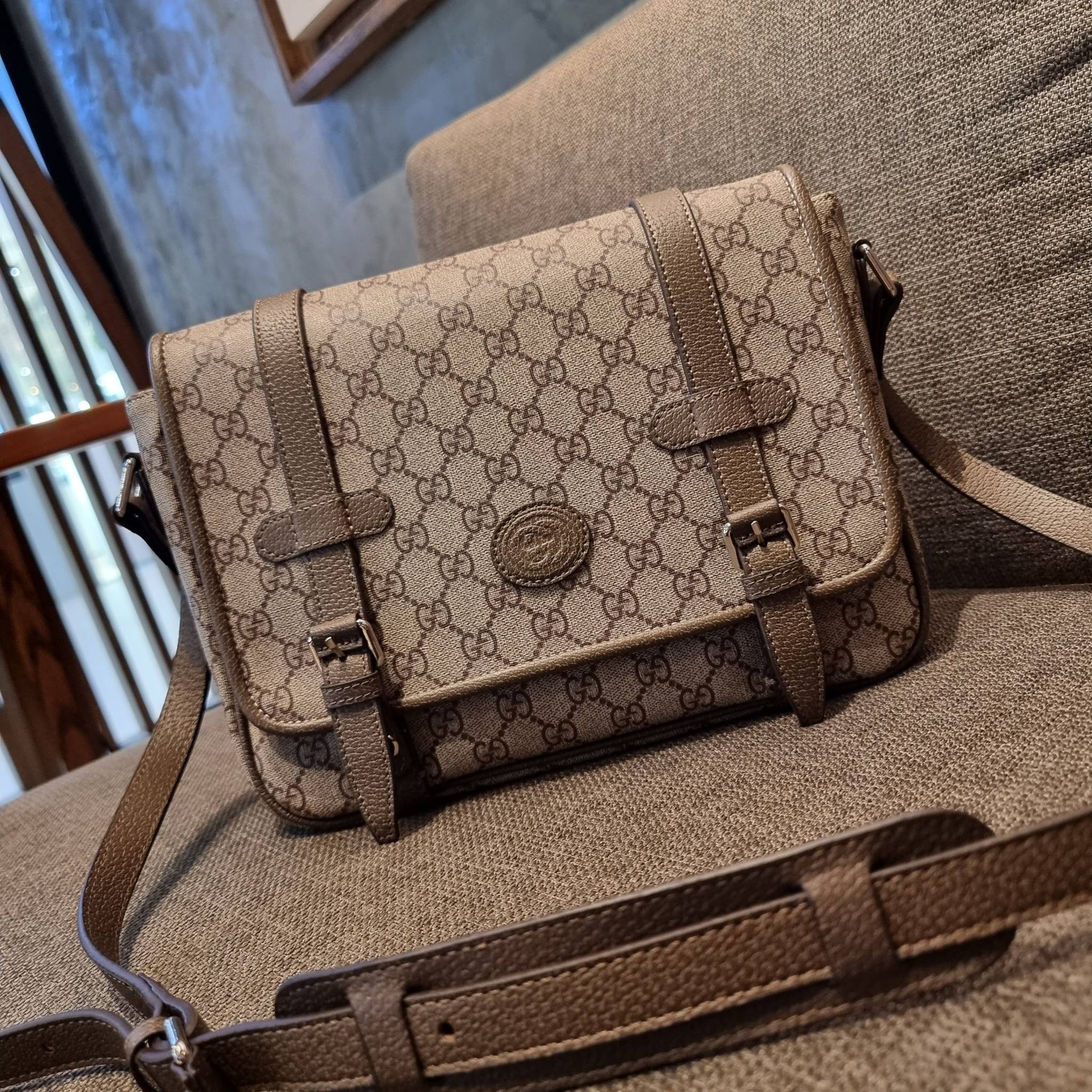Gucci GG Supreme messenger bag GC MESSENGER VINTAGE BAG กระเป๋าสะพายข้างทรงแมสเซนเจอร์ ย้อนยุค ลุคผู้ดีแบบลูกคุณ ดีไซน์ unisex ใช้ได้ทั้งชายและหญิง พรีเมี่ยมกิ๊ฟวีไอพี วัสดุหนังแคนวาส ใช้งานง่ายด้วยฝาเปิดกระดุมแม่เหล็ก ด้านหลังมีช่องเก็บของจุกจิกได้ ภายใน