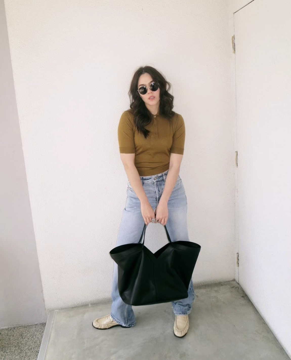 YSL Y TOTE IN LEATHER BAG กระเป๋าสะพายทรงโท้ทใบใหญ่ รุ่นใหม่ล่าสุด งานหนังแท้สวยเต็มใบ ดีไซส์เรียบหรูดูแพงอย่างแท้จริง ภายในโล่งกว้างมาก จุของได้เยอะสุด เอาใจสายแบกแต่ยังคงความหรูไว้ในตัวอย่างแน่นอน