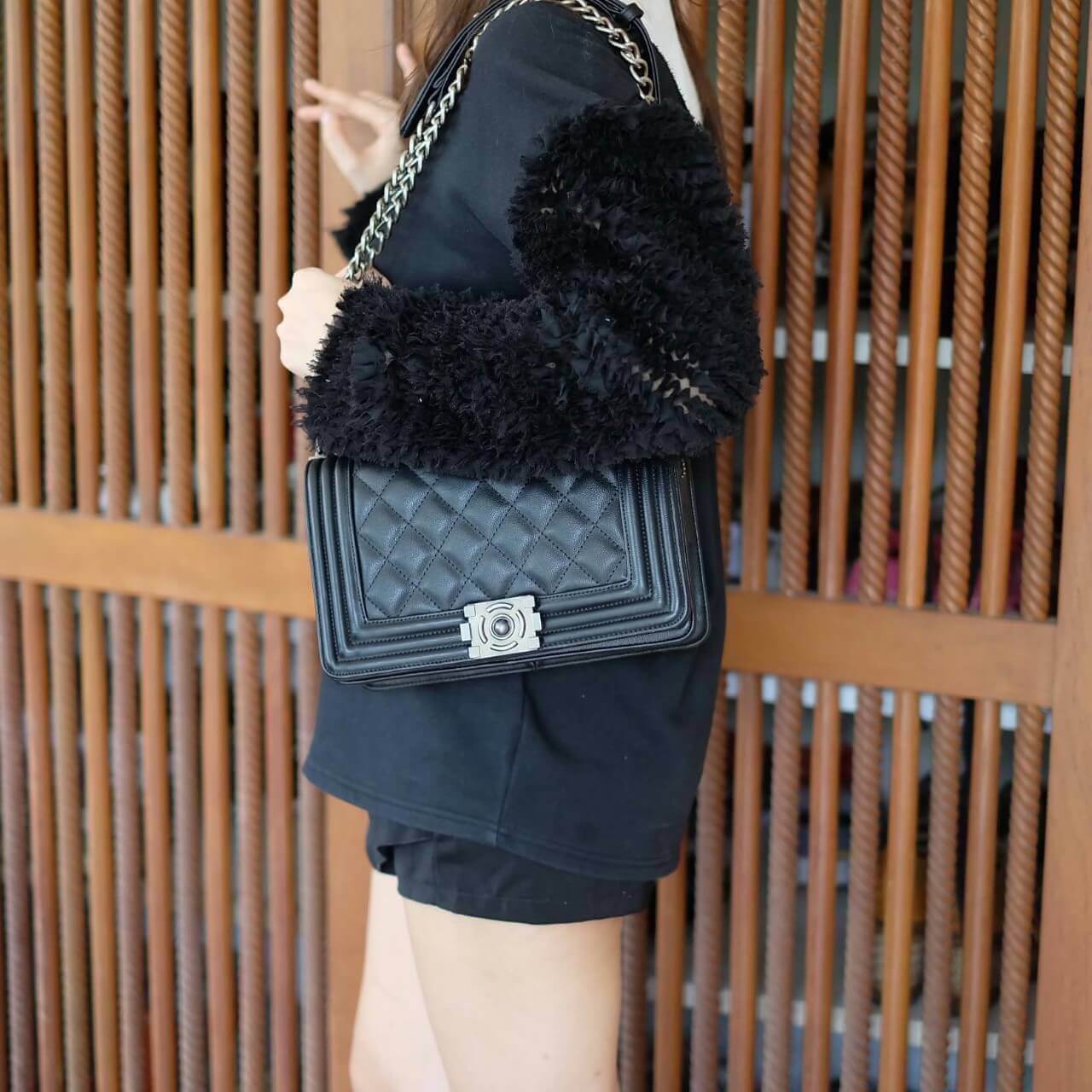ทางร้าน ได้กระเป๋า จากแบรนด์ KEEP ทรงเดียวกับ Chanel boy เลย รุ่น KEEP shoulder Luxury Quited bag สวย หรู เท่ มากๆ เลยน๊า กระเป๋าอยู่ทรง #หนังแกะสังเคราะห์นิ่มตึงสวยมากคะ สายโซ่ มีที่รองไหล่ สะพายสบายคะ สายปรับ สั้น ยาวได้คะ #ใบจริงสวยมาก เข้ากับชุดได้ง่า