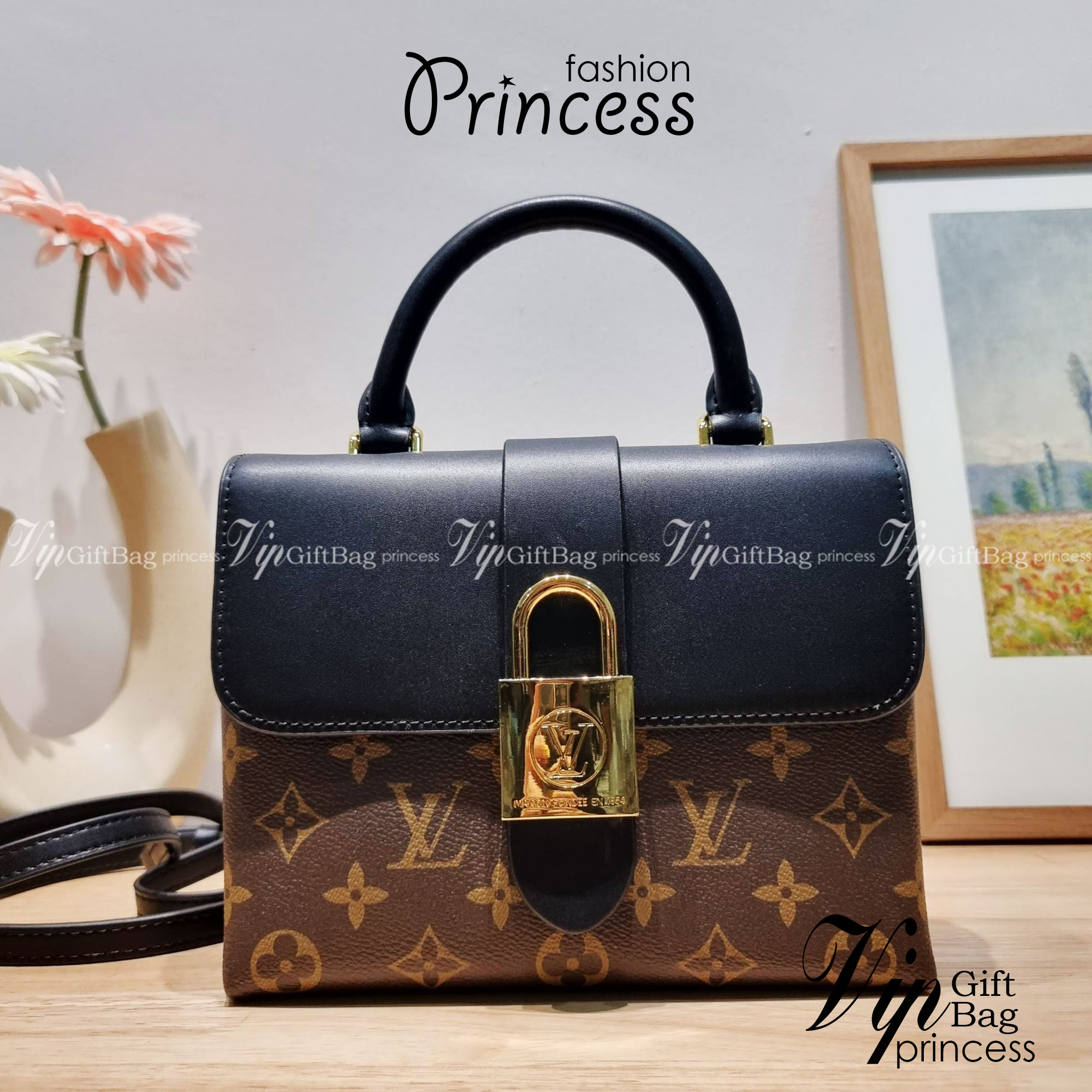 LV LOCKY BB MONOGRAM กระเป๋าสะพายข้าง ดีไซน์หรู ใหม่ล่าสุด สวยถึงบ้านได้ก่อนใคร มีใช้เลิศๆทันปีใหม่แน่นอน คุ้มที่สุด โดดเด่นด้วยอะไหล่ดัมมี่รูปกุญแจสีทอง