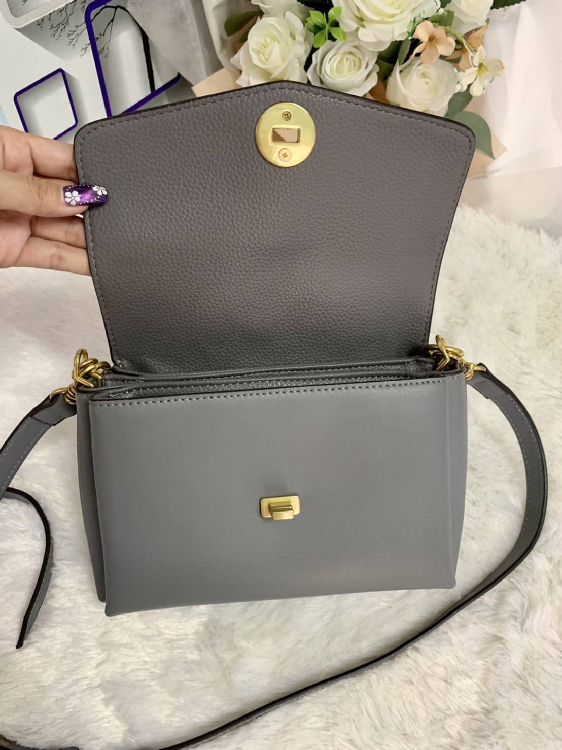 TORY BURCH KIRA MIXED-MATERIALS TOP-HANDLE SATCHEL กระเป๋าสะพายข้าง วัสดุหนังแกะสังเคราะห์ อะไหล่ทอง ด้านหน้าประดับโลโก้แบรนด์ ตกแต่งสายโซ่ห้อยสีทอง (สามารถถอดออกได้) เปิด-ปิดด้วยตัวล็อคหมุน ภายในโล่งกว้าง ซับในบุผ้าลายแบรนด์ แบ่งออกเป็น 3 ช่องใหญ่ พร้อมช