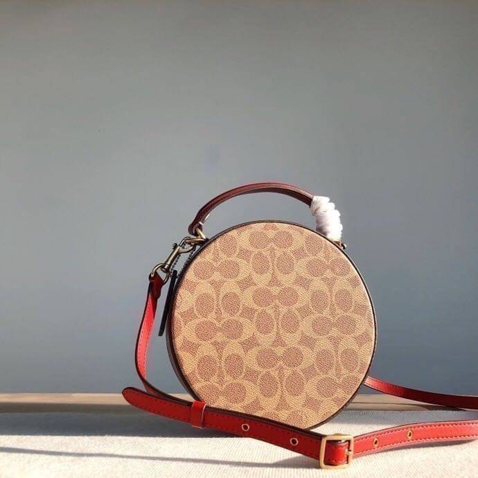 COACH LUNAR NEW YEAR CIRCLE BAG IN SIGNATURE CANVAS กระเป๋าทรงกลม ถือและสะพายข้างได้ วัสดุหนังแท้ ลาย C สวยหรู!! ตามแบบฉบับแบรนด์ ดูแพงมาก ราคาสุดคุ้มแบบนี้ ต้องมีไว้ใช้สักใบน้า!!