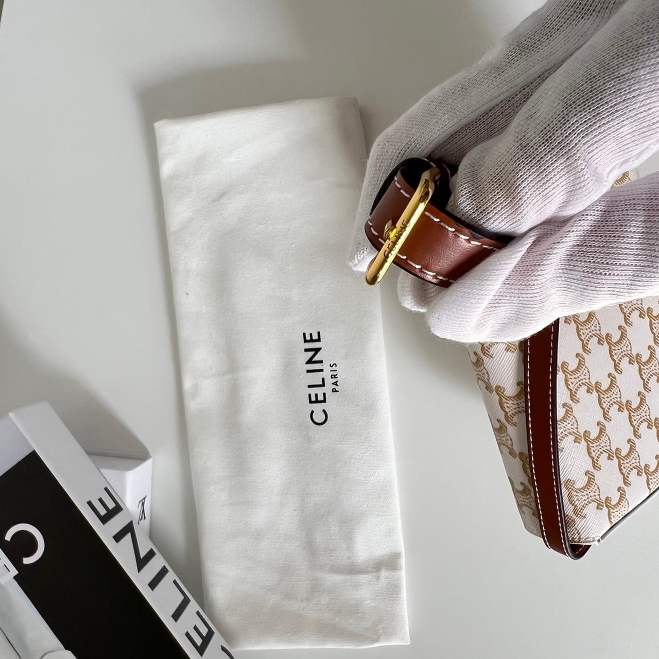 พร้อมส่งที่ไทยแล้วกับ CELINE TRIOMPHE SHOULDER BAG งานหนังเรียบสวยมาก กับสีโทนหวานๆ สาวๆ สายคิ้วห้ามพลาดเลยน้าาา ลวดลายสวยหรู ด้านในเปิดด้วยด้วยที่บีบโลโก้อะไหล่ทอง จุของได้กำลังดี ใส่โทรศัพท์ กระเป๋าสตางค์ใบสั้น ของจุกจิกได้ เหมาะกับสาวๆในวันที่อยากครอสบ