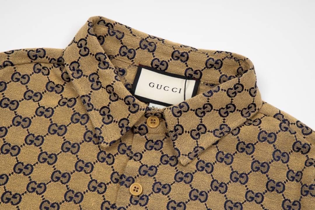 GUCCI Monogram Shirt / Gucci shirt เกรดออริจินอล มีป้ายแท็กที่คอเสื้อ ใส่ได้ทั้งผู้หญิงผู้ชาย พร้อมส่งที่ไทย ภาพสินค้าถ่ายจากงานขายจริง ใช้งานต่างประเทศได้