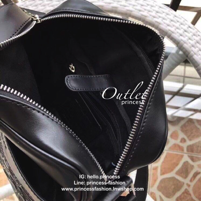 Coach Charcoal bag กระเป๋าสะพาย Coach ผู้ชาย ลาย c นูน ทรงสี่เหลี่ยมผืนผ้า สามารถใส่ iPad ได้ ภายในกว้าง มีช่องเล็กๆหลายช่องพร้อมมีช่องซิปเล็ก 1 ช่อง กระเป๋าทรงรูปตั้งได้ มีสายสะพายยาว crossbody ได้ สายสามารถปรับระดับได้ สะพายไปทำงานหรือเที่ยวได้ทุกโอกาส