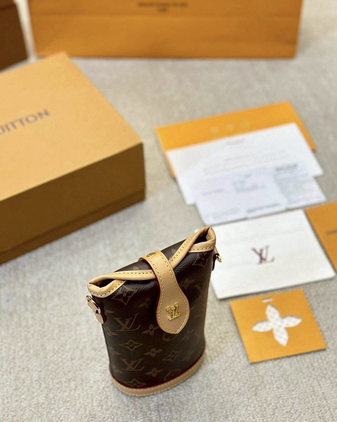 LV Fold Me Pouch กระเป๋าสะพายทรงพอช ผสมผสานความงามแบบวินเทจเข้ากับฟังก์ชันการใช้งานทันสมัย ยกขึ้นแท่น ใส่โทรศัพท์ของสำคัญได้ครบ ด้วยดีไซน์ที่ออกมาให้ใช้งานได้ง่าย ขนาดกำลังน่ารัก