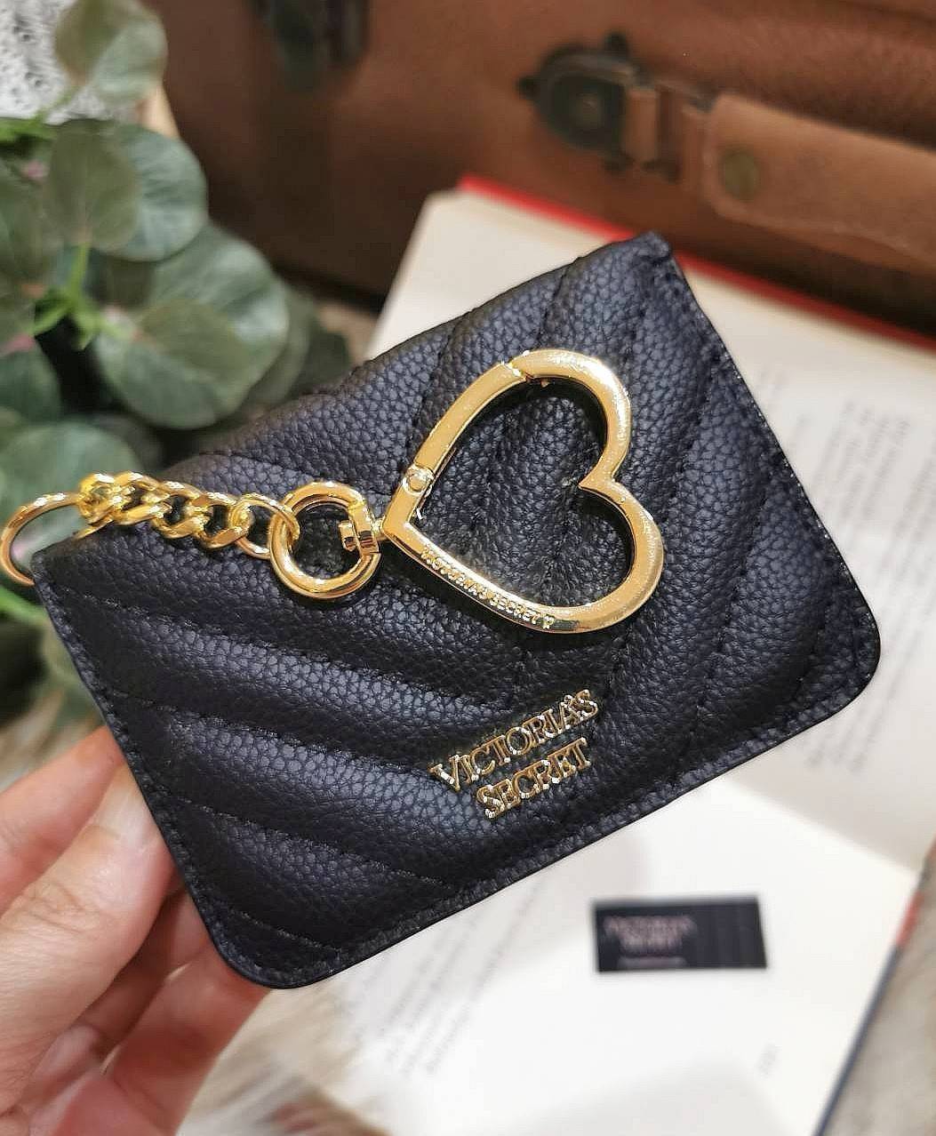 VIP 】พร้อมส่งความน่ารัก! NEW! VICTORIA'S SECRET MINI WALLET KEYCHAIN VIP GIFT WITH PURCHASE (GWP) จาก Victoria's Secret Factory วัสดุหนังคาร์เวียร์ขึ้นลายริ้วสวยอยู่ทรง ด้านหน้าประดับโลโก้แบรนด์อะไหล่ทองสวยหรูดูดี เปิดปิดด้วยกระดุม ภายในมีช่องใส