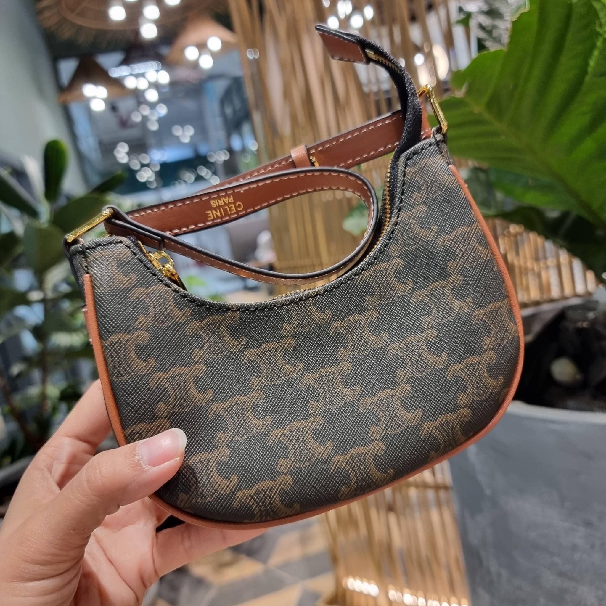 CELINE MINI AVA IN TRIOMPHE CANVAS AND CALFSKIN สวยเกินต้านกับน้องมินิ รุ่นสุดปัง ที่ใครเห็นก็ต้องว้าว กับกระเป๋าสะพายไหล่ ไซส์มินิ น้องน่ารักม้ากกก!! ไม่ไหว!! รูปทรงที่ไม่เหมือนใคร ใช้งานง่าย วัสดุหนังแคนวาสตัดสลับหนังแท้ สวยลงตัว รูดเปิด-ปิดด้วยซิป สายส