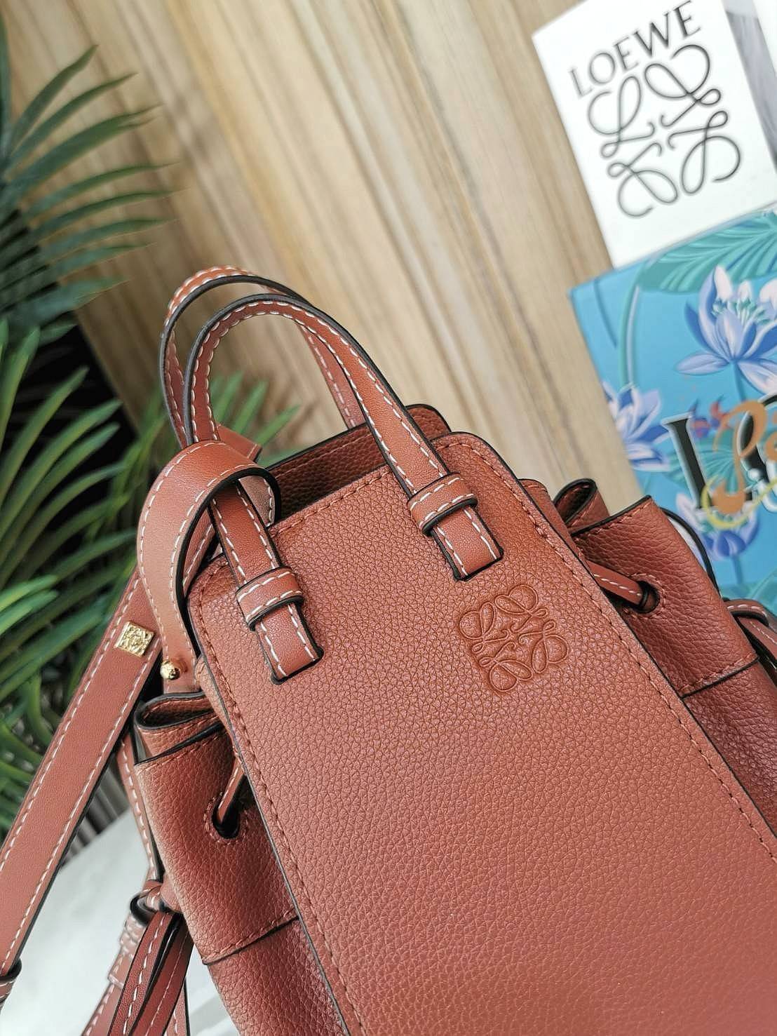 LOEWE HANDLE & SHOULDER BAG GIFT WITH PURCHASE (GWP) กระเป๋าถือหรือสะพายหนังแท้พรีเมี่ยมกิ๊ฟ Limited จาก LOEWE PERFUME DUTYFREE รุ่น Rare items สุดๆวัสดุหนังแท้ Calfskin หนังสวยดีไซน์คงเอกลักษณ์แบรนด์ สามารถปรับใช้ได้หลายทรงด้านข้างมีหูรูดปรับขยายทรงได้ภา