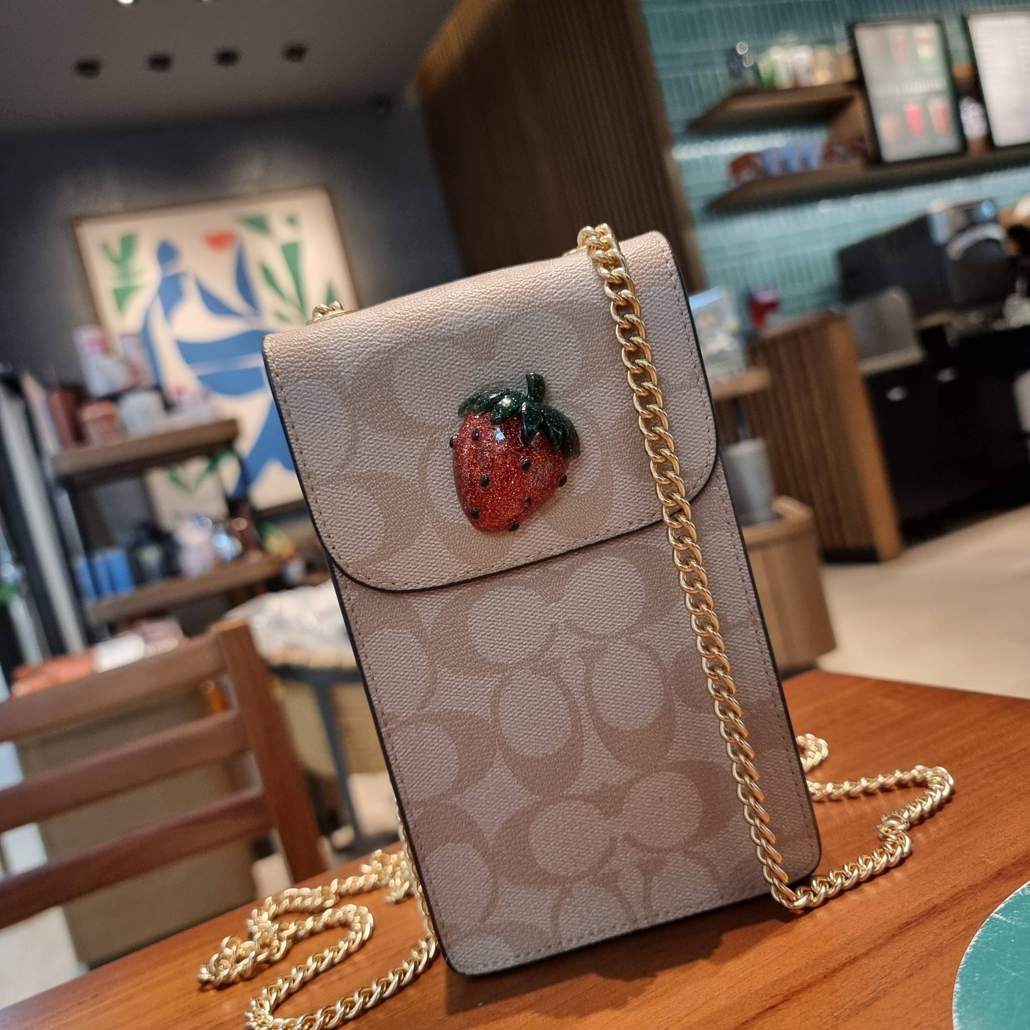 COACH F73486 NORTH/SOUTH PHONE CROSSBODY IN SIGNATURE CANVAS WITH FRUIT 🍒🍓🍋 แจกความสดใสกันอีกครั้ง!! กับกระเป๋าสะพายเอนกประสงค์ Case phone ใส่โทรศัพท์มือถือได้ทุกรุ่น ดีไซน์ลายผลไม้ฉ่ำๆ สวยมีเสน่ห์ 💖 วัสดุหนังแคนวาสคุณภาพ ฝ