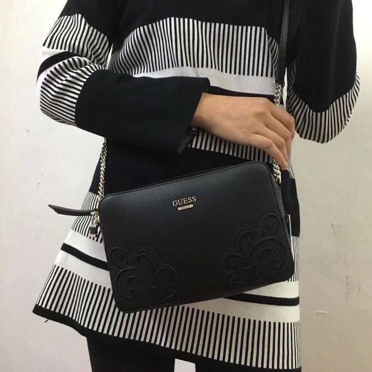 GUESS CROSSBODY/SHOULDER DEVYN BAG 2018 New arrival กระเป๋าสะพายไหล่หรือ crossbody วัสดุหนัง น้ำหนักเบา ด้านหน้างานปักหนังลายดอกไม้เพิ่มดีเทล เปิดปิด กระเป๋าด้วยซิปแบบหนัง+พร้อมลูกกุญห้อย ด้านในโล่ง และมี ช่องซิปหนึ่งช่อง พร้อมช่องใส่นามบัตร 2 ช่องค่ะ ผ้า