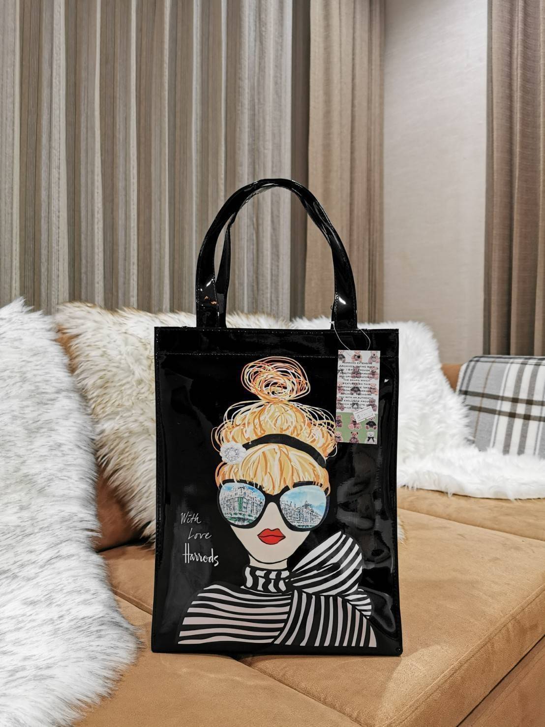 Harrods London Top-handle Shopping Bag (Large) กระเป๋า Shopping แบรนด์ดังจากอังกฤษไอเท็มยอดนิยมวัสดุ PVC+Polyester 100% ของแท้เนื้อหนาอยู่ทรงกันน้ำ ขนาดใหญ่กำลังดี รุ่นนี้ใส่เอกสาร A4 ได้ค่ะ เปิดปิดด้วยซิปสะดวกใช้ หัวซิปโลโก้แบรนด์อะไหล่เงินสวยดูดีภายในกว