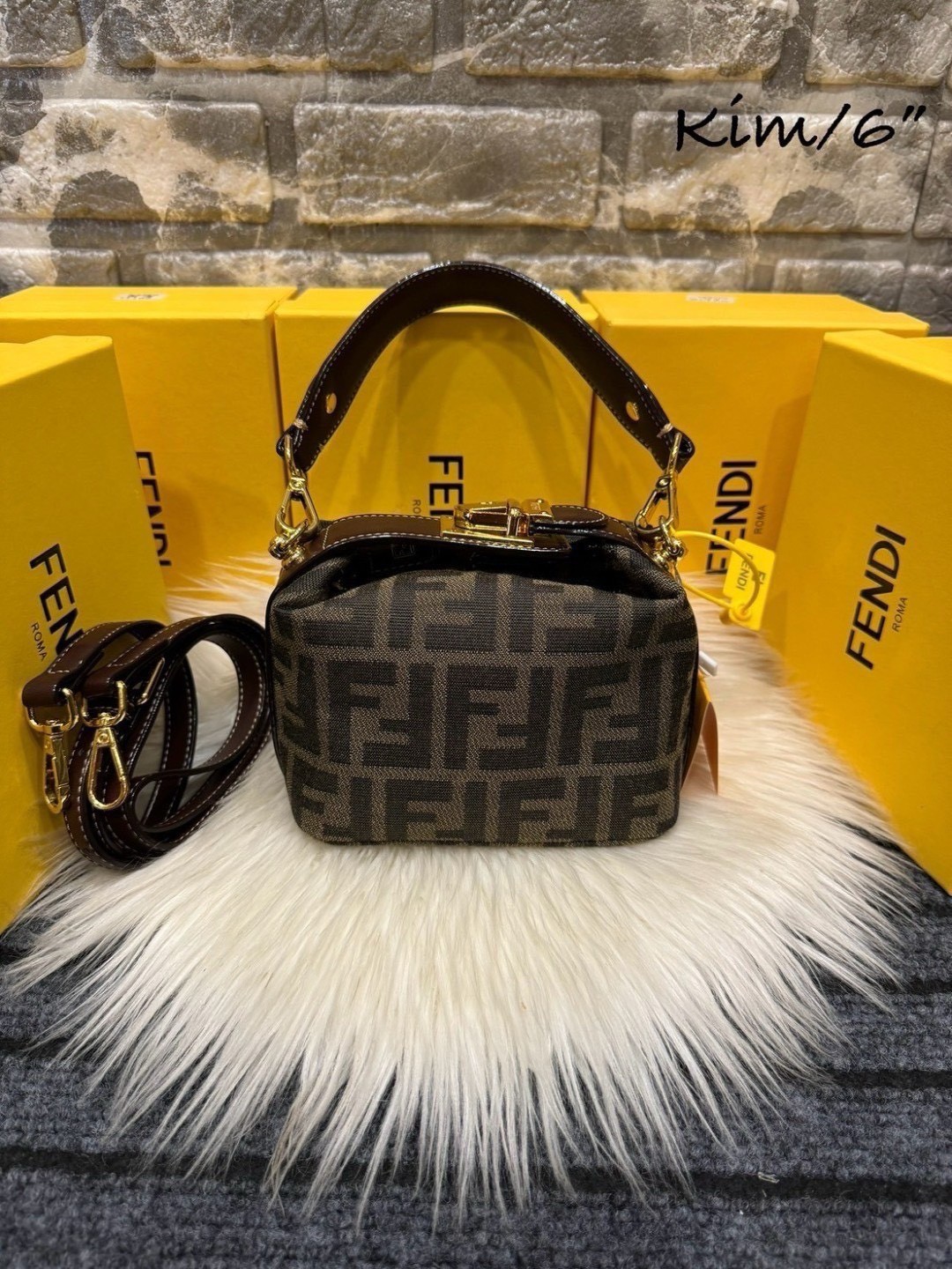 FENDI Mini Tobacco Monogram FF Logo Zucca Bag กระเป๋าสะพายไซส์มินิน่ารัก แมทชุดง่าย รุ่นสุดปัง แรงเกินต้านสุดๆ รูปทรงเป็นเอกลักษณ์ ดีเทลน่ารักด้วยตัวล็อคเปิดปิดคาดบนตัวกระเป๋า ทำให้ใบนี้ดูไม่น่าเบื่อเลย
