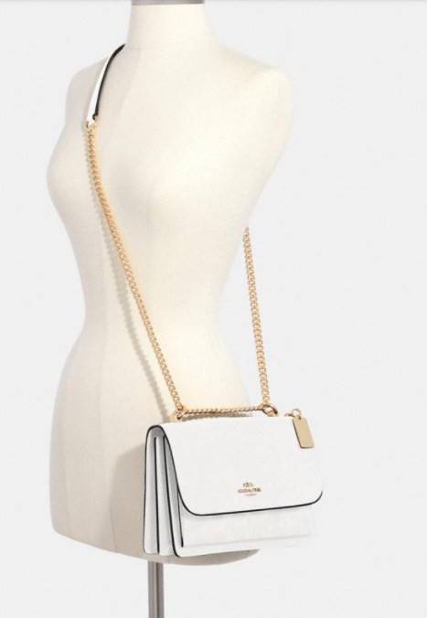 พร้อมส่งถึง8สี ห้ามพลาดค่ะ! COACH KLARE CROSSBODY BAG ((91019//91174//90400//1424//90635)) พร้อมส่งที่ไทย กระเป๋าสะพายครอสบอดี้ร์หรือสามารถทบเป็นสายคู่คล้องไหล่ได้ด้วยค่ะ หนังแท้ แต่ละสีทำลายหนังได้สวยงามแตกต่างกันออกไปนะคะ ✔️ห้อยด้วยป้ายแบรนด์แบบโ