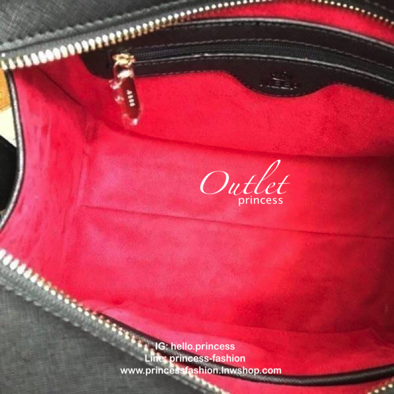 Keep Nova handbag กระเป๋าทรงสวยสุดคลาสสิคที่ทำมาจากหนัง saffiano ตัวกระเป๋าขนาดกำลังดีไม่เล็กไม่ใหญ่เกินไป หูจับยาว 3 ถึงหรือจะใช้สะพาย ท่ารำตัวได้มีสายยาวให้ปากกระเป๋าปิดด้วยซิปอย่างดี น้ำหนักเบาภายในกระเป๋ามีช่องเก็บของจุกจิกถึง 2 ด้าน อ้วนกระเป๋ามีหมุด