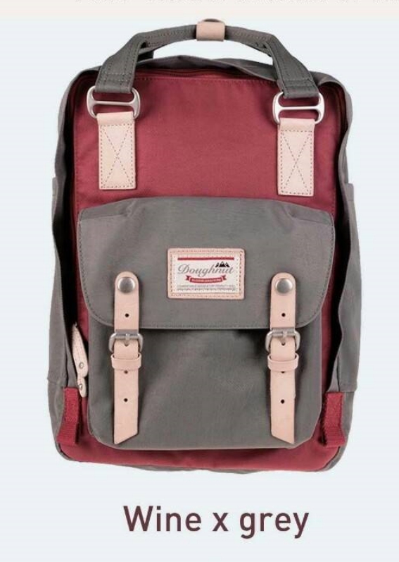 MACAROON CLASSIC BACKPACK กระเป๋าเป้สุดฮิต โดดเด่นด้วยสีสันสดใสโทนพาสเทล วัสดุ Nylon เกาหลีคุณสมบัติพิเศษ กันน้ำได้ในระดับนึง ด้านหน้า มีช่องเก็บของ เปิดปิดด้วยซิปบน ด้านข้างมีช่องเก็บของ ด้านใน มีช่องจัดระเบียบกระเป๋า แบ่งใส่ของได้เป็นสัดส่วน ใส่หนังสือ 