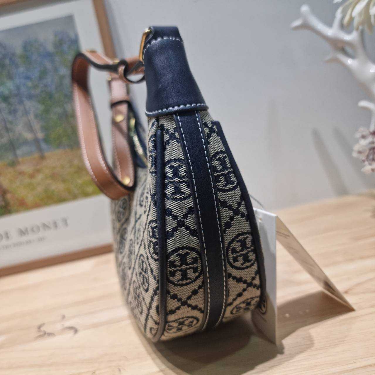 TORY BURCH T MONOGRAM CRESCENT BAG คอลเลคชั่นใหม่มาแรง! สมแก่การรอคอยในสไตล์ทีโมโนแกรมอันเป็นเอกลักษณ์ รูปทรงสวยโดดเด่น สะพายง่ายคล่องตัว