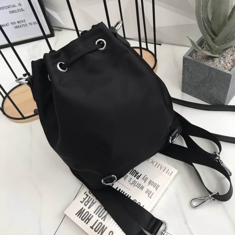 Parfois Bucket backpack กระเป๋าเป้ ถอดสายได้ มีสายสั้นให้สามารถถือ หรือสะพายข้างก้อได้ค่า ดีไซน์เกร๋มาก สีดำสวยมาก chic สุดๆ รุ่นนี้ รูปแบบน่ารัก แอบเก๋ด้วยดีไซด์ของตัวกระเป๋า ด้านหน้ามีช่องเก็บของ และที่มัดสายกระเป๋า ภายในมีช่องเก็บของจุกจิกได้ ใบจริงสวย