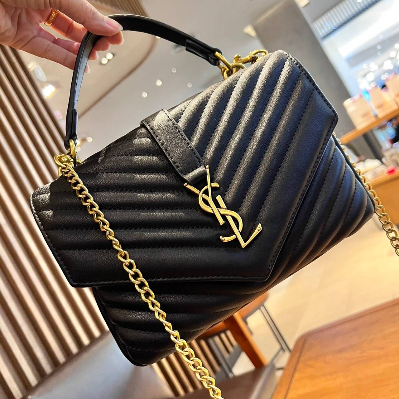 Yves Saint laurent crossbody boutique vip bag กระเป๋าสะพายไหล่ ดีไซน์ทรงสวยหรู พิเศษ แถมฟรี พวงกุญแจห้อยอะไหล่สีทอง ดูแพงไปหมดจริงๆไอเท็มนี้ วัสดุหนังสังเคราะห์ เปิด-ปิดด้วยกระดุมแม่เหล็ก ภายในโล่งกว้าง มาพร้อมหูจับในตัว และสายสะพายครอสบอดี้ที่สามารถถอดออ