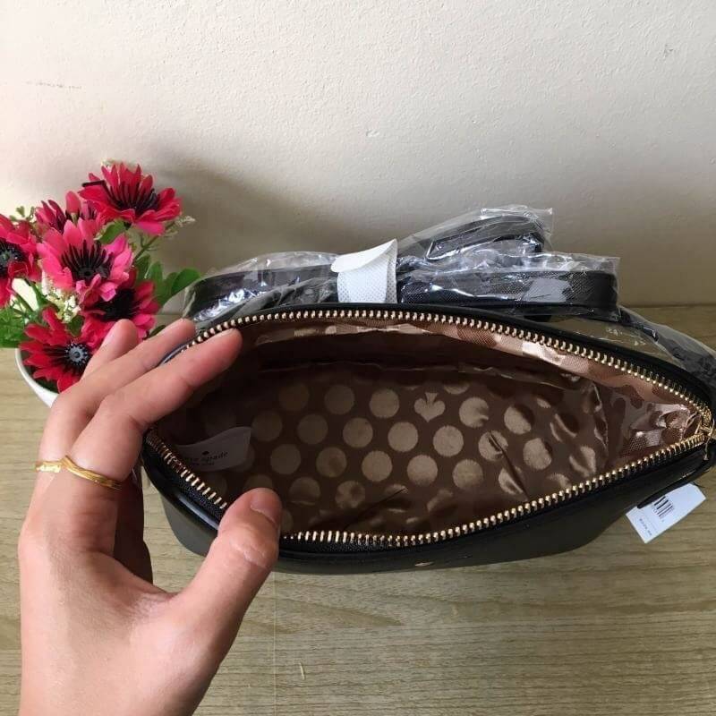 ของแท้ 💯% KATE SPADE CEDAR STREET MANDY BAG กระเป๋าสะพายรุ่นยอดนิยม สุดฮิต กระเป๋าขนาดน่ารัก วัสดุ saffiano ด้านหน้าประดับด้วยโลโก้แบรนด์สีทองสุดหรู