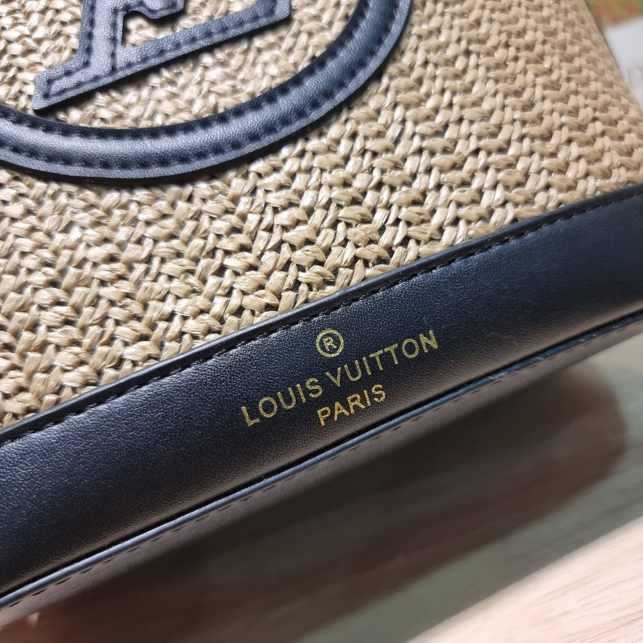 LV PETIT BUCKET BAG ไอเท็มเอ็กซ์คลูซีพจัดมาให้สาวๆโดยเฉพาะ!! กับกระเป๋าสะพายรุ่นลิมิเต็ดหายาก รูปทรงสวยงามสานเต็มใบ และยังโดดเด่นด้วยโลโก้