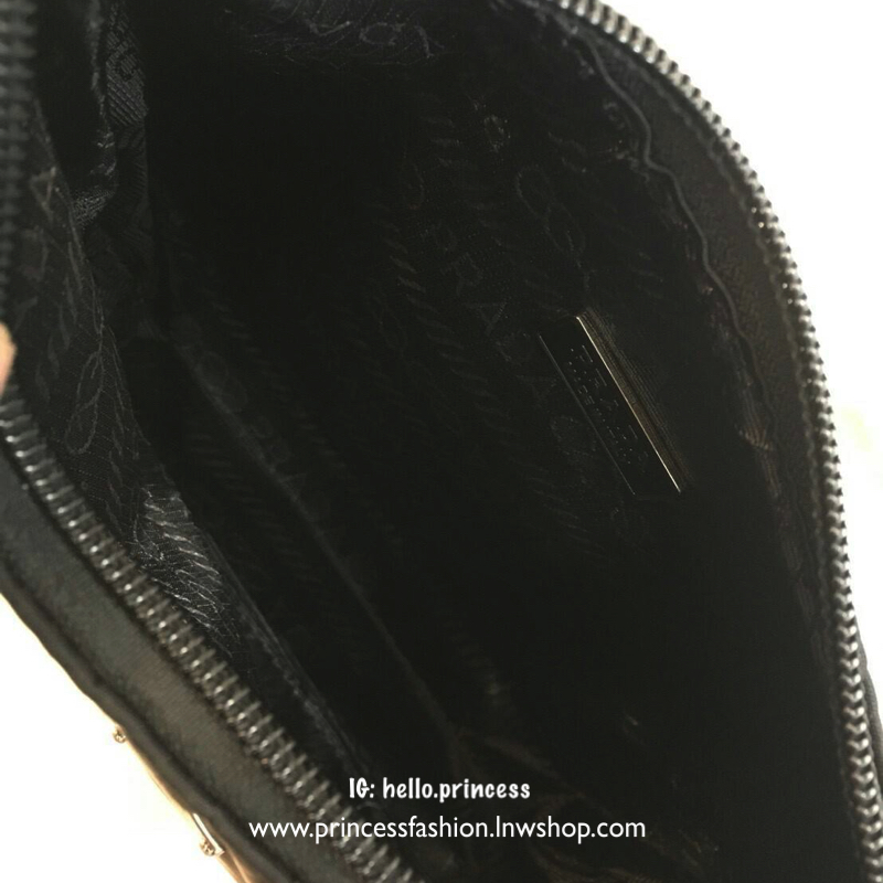 Prada nylon mini shoulder bag กระเป๋าถือหรือสะพายไหล่ size mini กำลังน่ารัก premium gift จาก prada วัสดุ nylon อะไหล่ทอง น้ำหนักเบา เปิดปิดด้วยซิป ใส่กระเป๋าสตางค์ใบสั้น, มือถือได้ทุกรุ่น ถือออกงานก็ดูดี