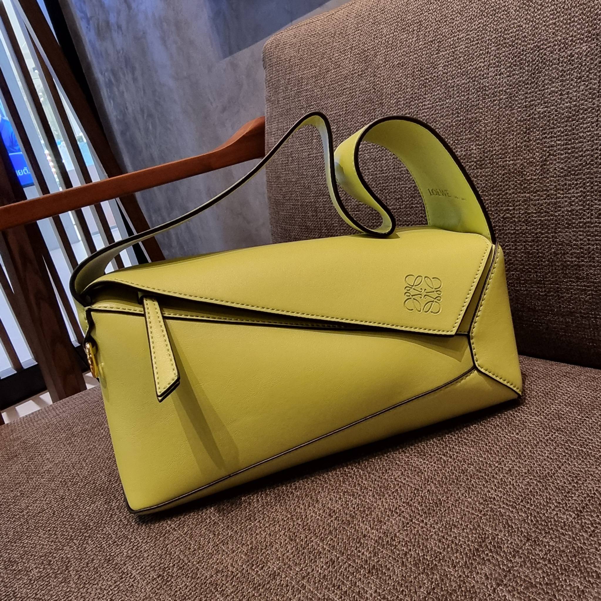 LOEWE PUZZLE HOBO BAG ใหม่ล่าสุด กับแบรนด์ที่มีดีไซน์โดดเด่นเป็นเอกลักษณ์ สวยหรูทุกรุ่นจริงๆ!! กระเป๋าสะพายโฮโบ ทรงสวย สไตล์พัซเซิลคลาสสิค วัสดุหนังวัวฟอกสี นิ่มมือ ฟินมาก!! เปิดใช้งานด้วยซิป ที่ภายในโล่งกว้าง ใส่ของสำคัญได้ครบไม่มีพลาด แบบสบายๆ มาพร้อมสา