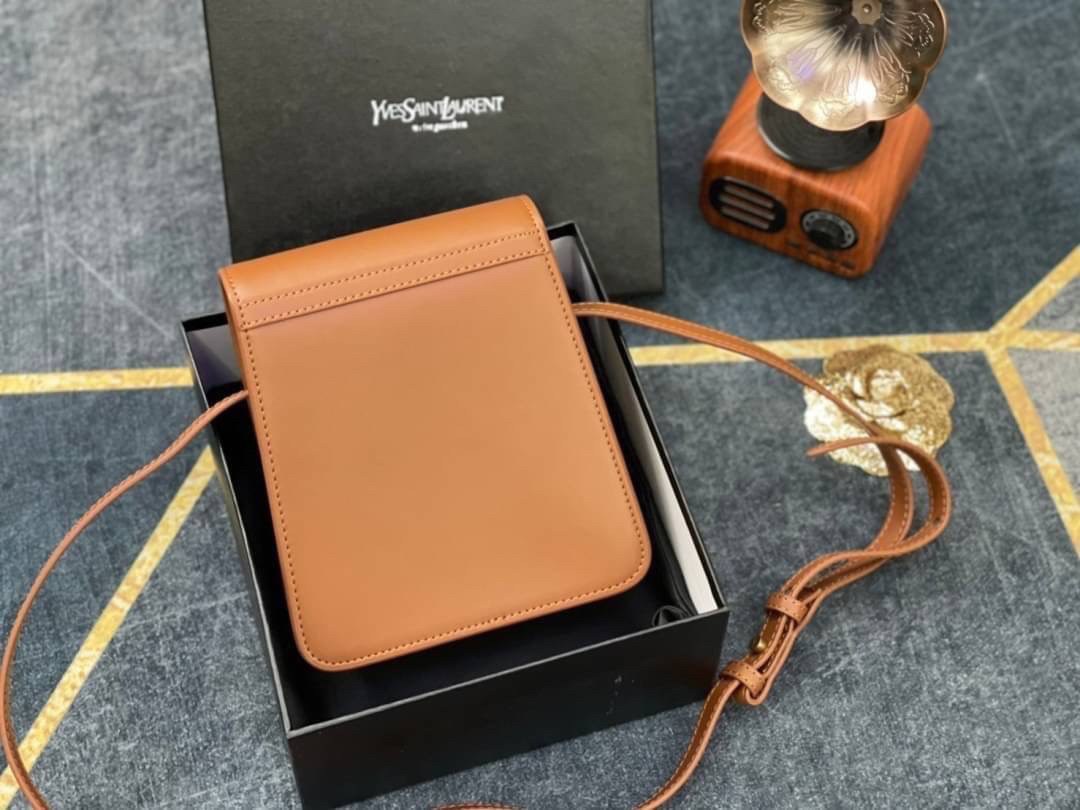 หนังแท้ YSL Yves Saint Laurent small leather shoulder bag กระเป๋าสะพายทรงเหลี่ยมแนวตั้งดีไซน์สวยหรูอยู่ทรงมีโลโก้แบรนด์ด้านหน้า อะไหล่ทองสวยหรู ภายในโล่งกว้าง สายสะพายหนังยาวปรับระดับได้ Rare items เด็ดๆแบบนี้ห้ามพลาด!