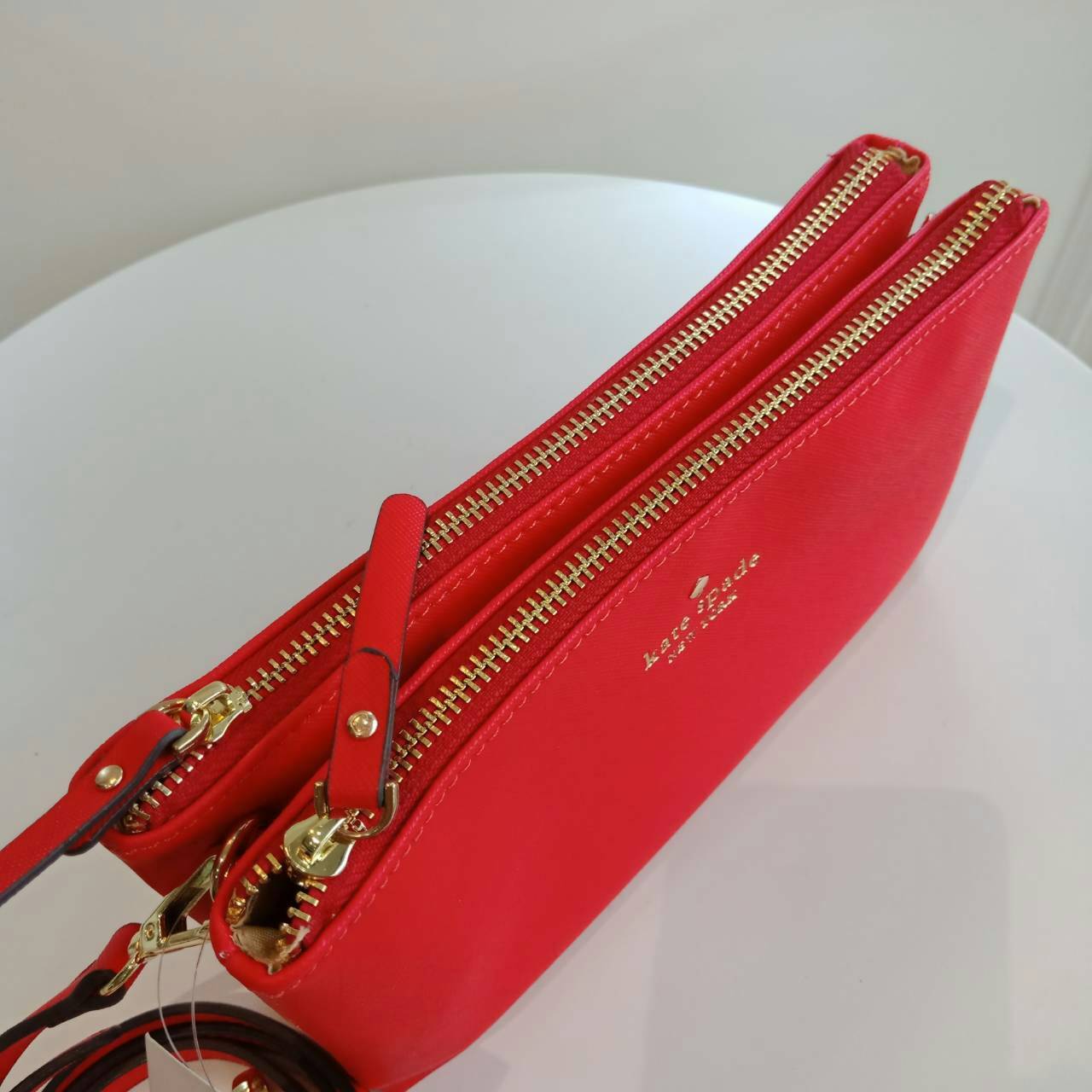 Kate Spade 2 zips crossbody bagกระเป๋าสะพายครอสบอดี้ **ทรงน่ารัก เปิดปิดกระเป๋าด้วยซิป2ช่อง ด้านในมีช่องซิป อีกด้านมีช่องใส่ของ หนังนื่ม นุ่มมือ สายสะพายเลื่อนปรับระดับได้ สามารถใส่กปต.ยาว ได้พอดีน้าา บอกเลยว่า เริ่ดมากจริงๆ คุ้มค่าราคาที่สุดค้าาา