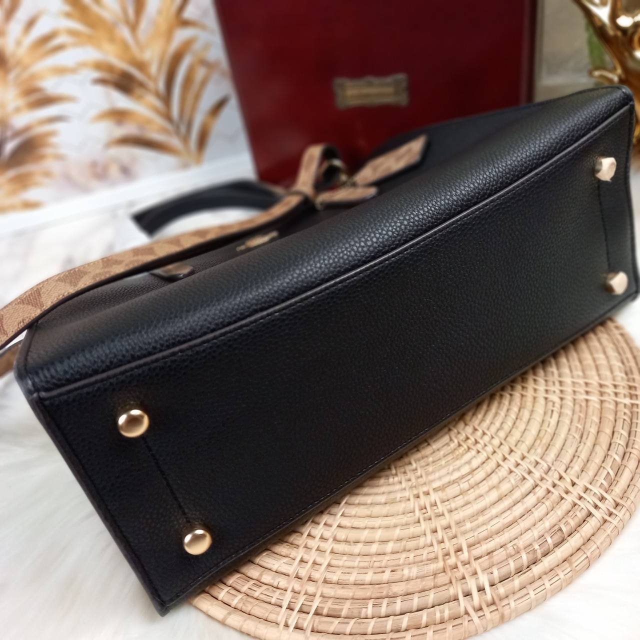 COACH CHARLIE CARRYALL IN SIGNATURE CANVAS (31210) ðšāđāļĢāļĩāļĒāļāļŦāļĢāļđ āļāļĨāļēāļŠāļŠāļīāļ//āļāļĢāļ°āđāļāđāļēāļāļ·āļ āļāļĢāļ°āđāļāđāļēāļŠāļ°āļāļēāļĒ āļāļĢāļ TOTE āļŠāļļāļāļŦāļĢāļđāļŦāļĢāļē āļāļĩāđāļāļāđāđāļāđ āđāļĄāđāļāļģāđāļ// āļ§āļąāļŠāļāļļāđāļāļāļ§āļēāļŠ āļāļŠāļĄāļŦāļāļąāļāđāļāđāļāļļāļāļ āļēāļāđāļĒāļĩāđāļĒāļĄ āļĢāļđāļāļāļĢāļāđāļāļāđāļāđāļ āļĨāļēāļĒ SIGNATURE āļŠāļ§āļĒāļĄāļēāļ// āļāđāļēāļāđāļāļĄāļĩ 2 āļāđāļāļāđāļĨāđāļāļāļ§āđāļēāļ āđāļĨāļ°āļāļĩāļ 1 āļāđāļāļāļāļīāļāļ