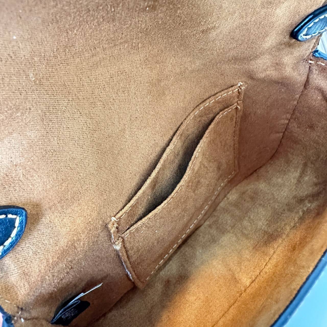 Coach Mini Josie Top Handle Crossbody In Blocked Signature Canvas (cc340) ใหม่ล่าสุด กระเป๋าสะพายหรือถือใบเล็กกระทัดรัด วัสดุหนังตัดขอบหนังแท้ ภายในช่องโล่งกว้างสามารถใส่โทรศัพท์ iPhonePro max ได้ มีช่องใส่บัตรเครดิต 2 ช่อง เปิดปิดด้วนกระดุมแป๊ก ซับในผ้า 