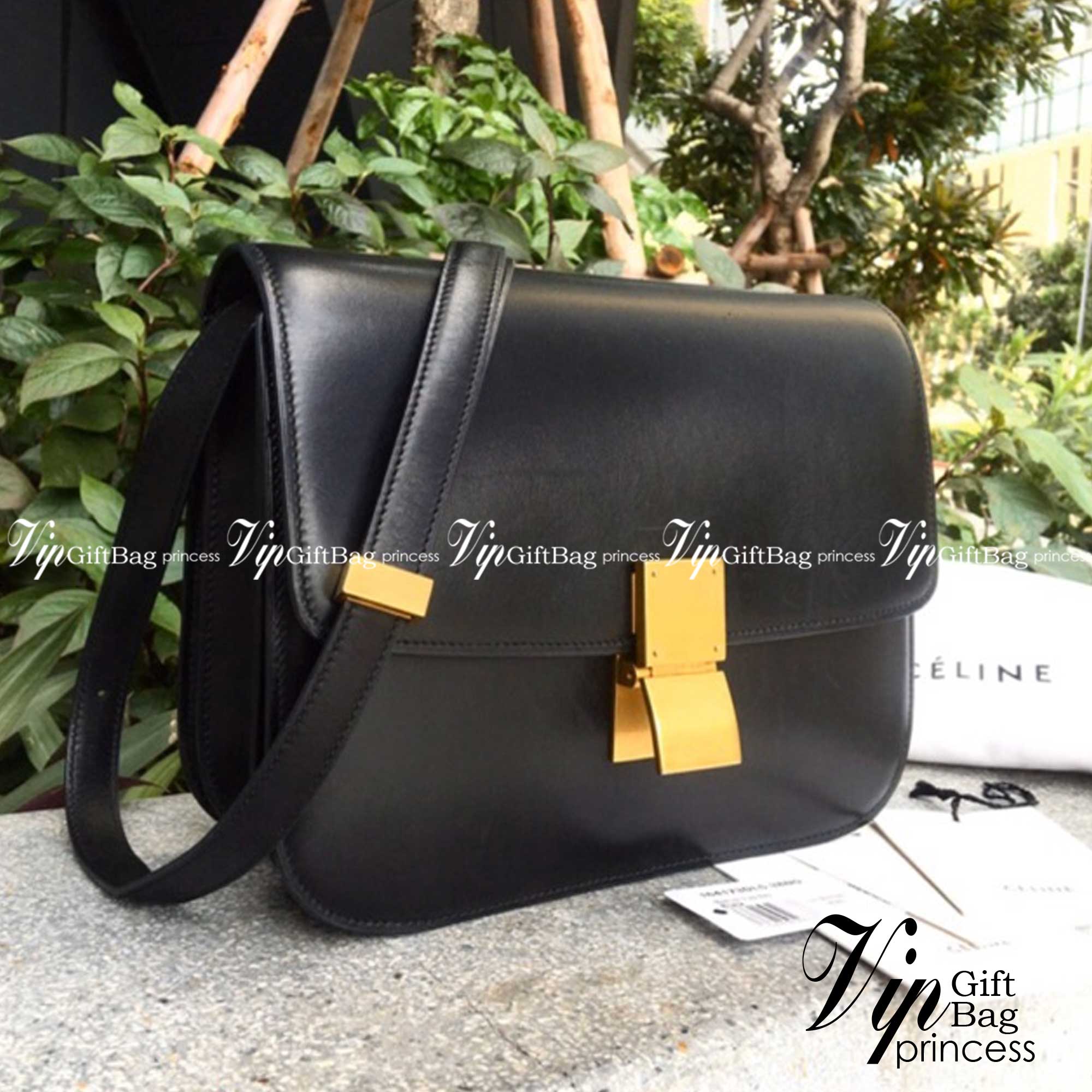 CELINE Medium Classic bag in box calfskin Black เกรดออริจินอล กระเป๋าสะพายแบรนด์เนมซีลีนหนังแท้สีน้ำตาล สีดำ อะไหล่ทองหรู งานหนังเรียบ สวยหรู ด้านในเปิดด้วยบีบอะไหล่ทอง ภายในแบ่งเป็น2ช่องและช่องซิปอีก1ช่อง จุของได้กำลังดี ใส่โทรศัพท์ กระเป๋าสตางค์ใบสั้น ข