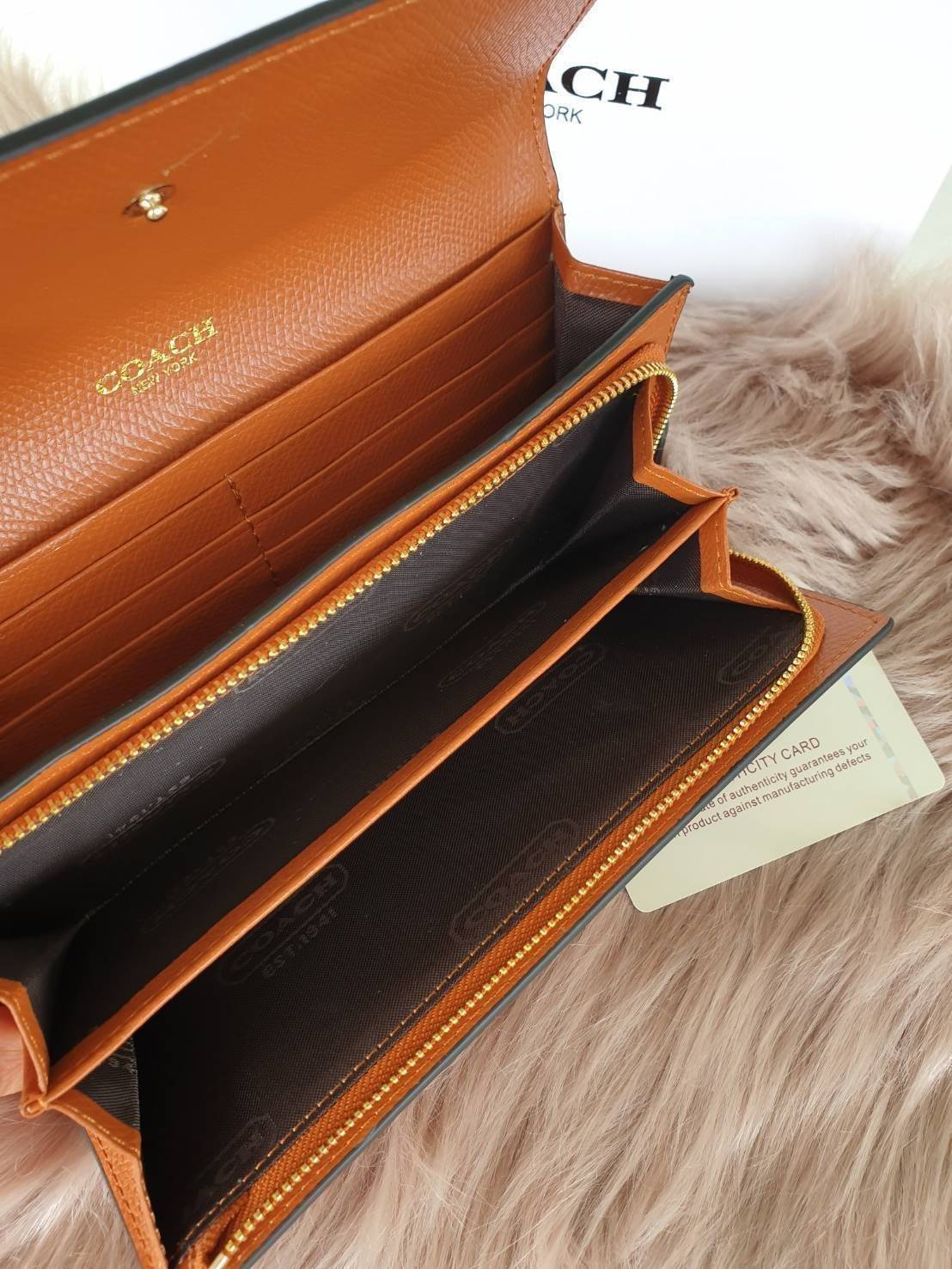 Coach long wallet กระเป๋าสตางค์ใบยาว วัสดุ pu. อะไหล่รมดำ เปิดปิดแบบฝาปิดกระดุม ภายในมีช่องใส่บัตร, ธนบัตร และช่องซิปใส่เหรียญ ด้านหลังมีอีก 1 ช่องค่ะ