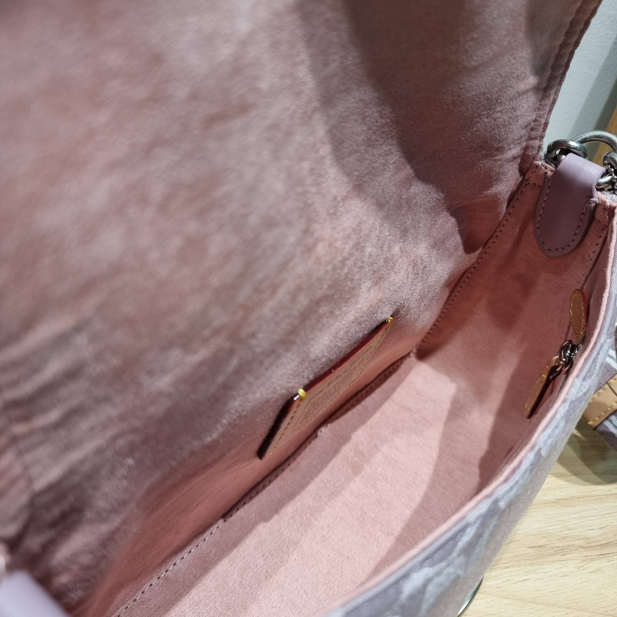 COACH CJ854 SOFT TABBY SHOULDER BAG IN SIGNATURE DENIM ฉุดไม่อยู่แล้วจริงๆกับไอเท็มนี้ ที่ร้อนแรงแบบปังๆไปเลย!! กระเป๋าสะพายไหล่/สะพายข้าง ดีไซน์วินเทจย้อนยุค สวยคมชัด คลาสสิคใช้ได้ทุกลุค