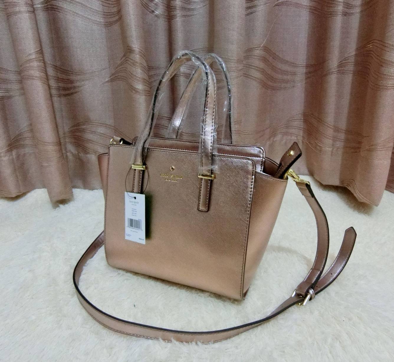 KATE SPADE NEW YORK CEDAR STREET HAYDEN BAG กระเป๋าถือหรือสะพายหนัง Saffiano สวยหรูอยู่ทรงสไตล์ PRADA ด้านหน้าประดับโลโก้สีทองสวยไฮโซ ภายในมีช่องซิปและช่องเล็ก ซับในอย่างดีสกรีนลาย Kate Spade กว้างและจุ ใส่ ipad mini กระเป๋าสตางค์ ของใช้ได้เยอะ มีหมุดรองฐ