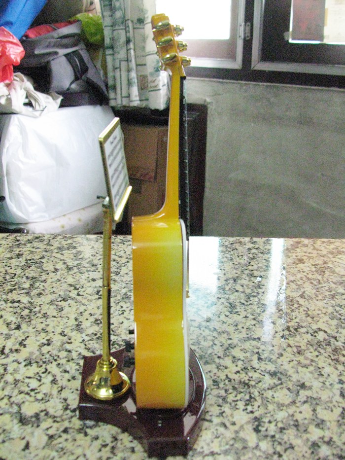 สินค้าหมดค่ะ นาฬิกาปลุกกีต้าร์สีเหลืองค่ะ