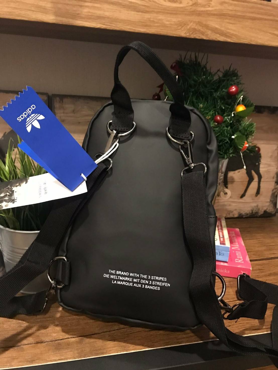 Adidas Originals 3D Mini Backpack & Shoulder Bag หนึ่งในคอลเลคชั่นสไตล์สปอร์ตดีไซน์สุดฮิตจาก ISSEY MIYAKE ใช้ได้ทั้งชายหญิง ขนาดกลางกำลังดี น้ำหนักเบา เปิดปิดด้วยซิปคู่โลโก้แบรนด์ ภายในกว้างมีช่องใส่มินิไอแพคแยกเป็นสัดส่วน มีสายสะพาย2เส้น ดัดแปลงได้หลายรู