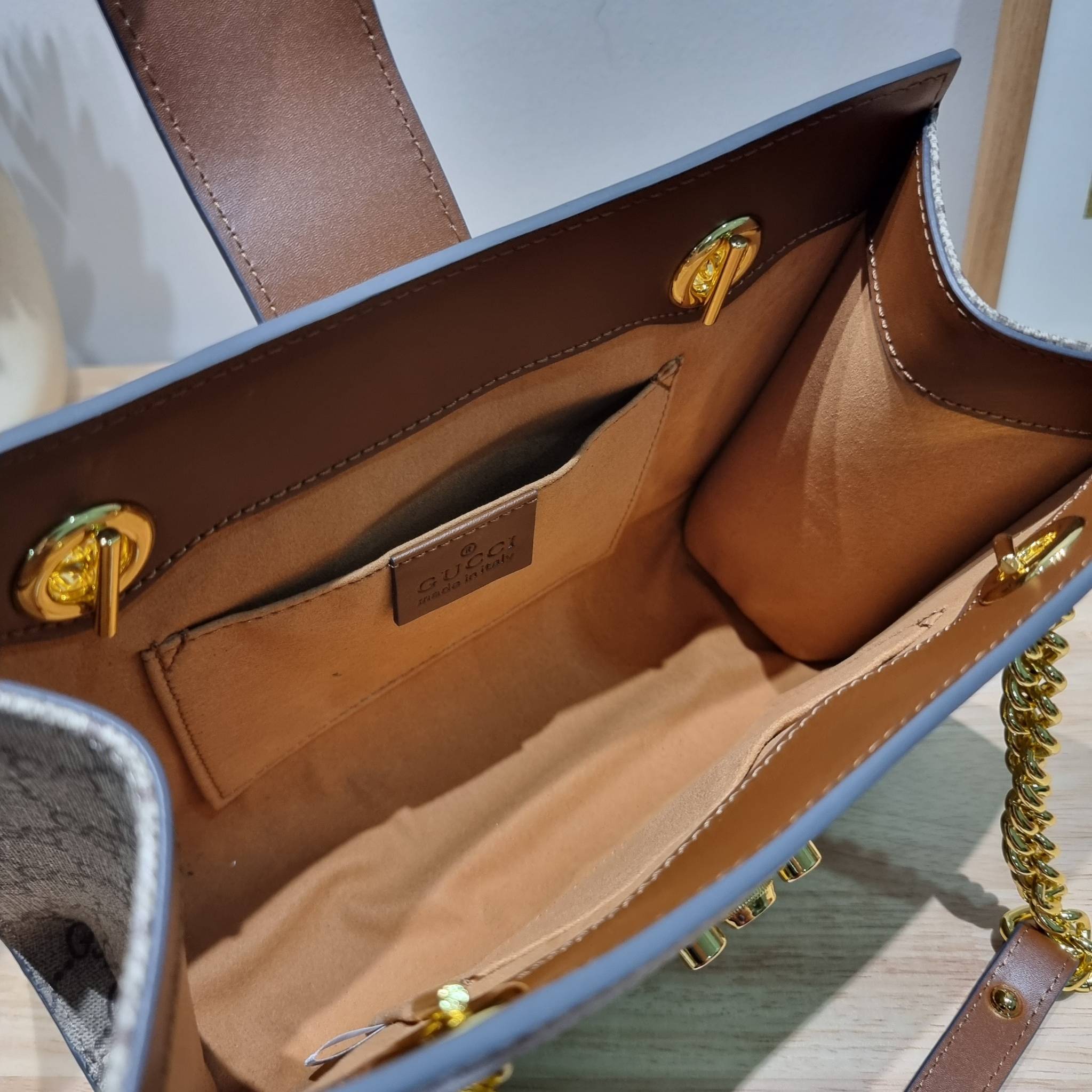 GUCCI padlock shoulder bag กระเป๋าสะพายไหล่ สวยผู้ดี ทรงดี ใช้งานง่าย วัสดุหนังแคนวาส ปากกระเป๋ามีแถบหนังคาดและอะไหล่กดล็อค โดดเด่นและเพิ่มความหรู