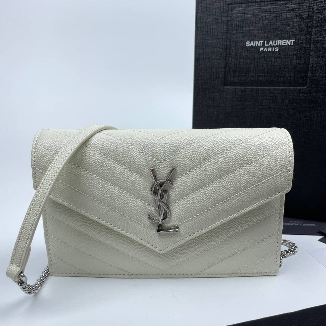 หนังแท้ YSL Yves Saint Laurent Envelope WOC 7.5” รุ่นฮอตปรอทแตก ทรงฐานตั้งได้ เป็นการดีไซน์กึ่งกระเป๋าสตางค์ ที่มาพร้อมสายสะพายยาว (เป็นสายโซ่ที่ต่อกับหนัง) สายถอดได้ (ปรับระดับไม่ได้) ถือเป็นคลัชก็สวยมากเลยค่ะ เป็นอีกหนึ่งรุ่นที่ให้ความรู้สึกเรียบแต่โก้ห