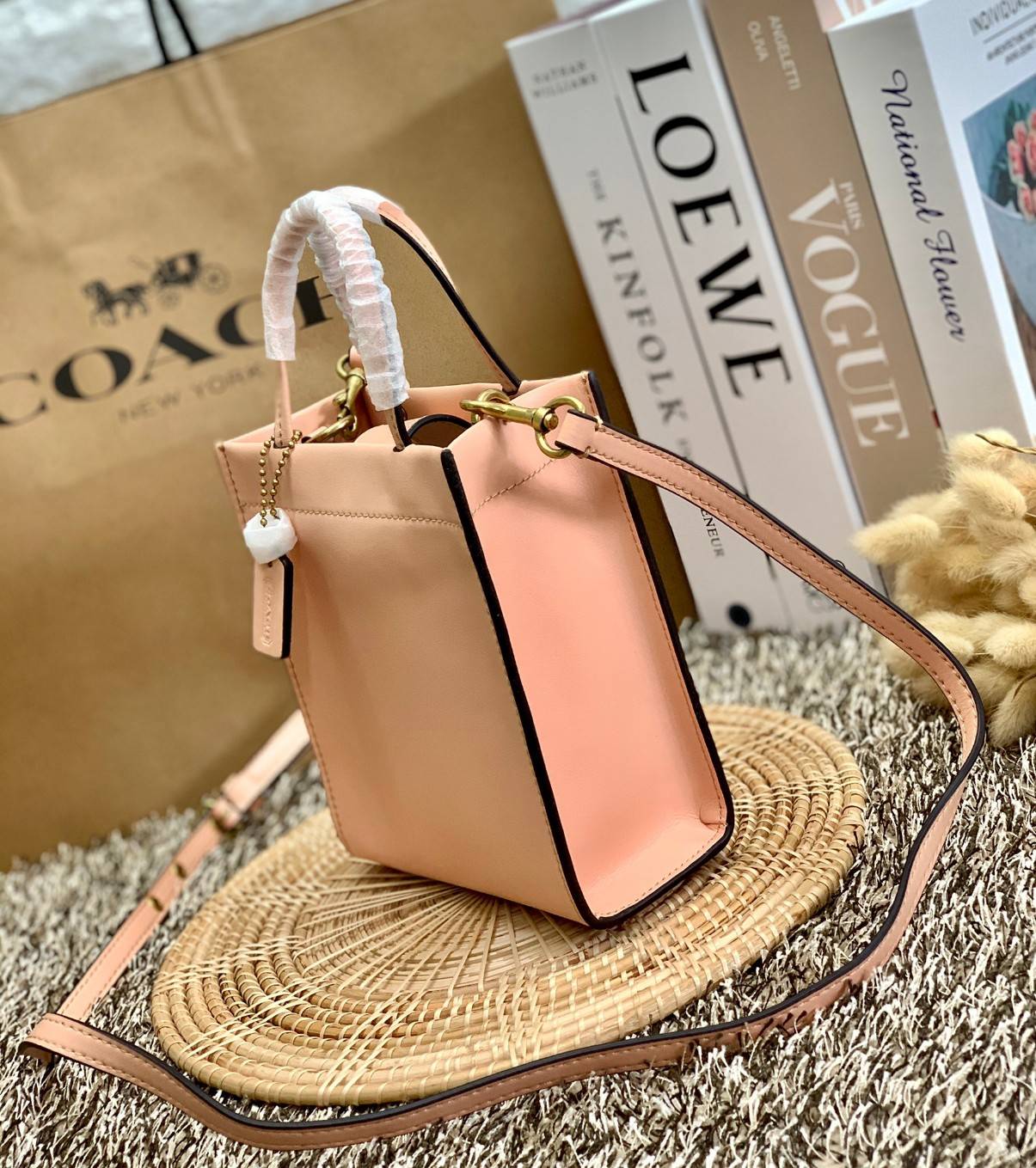 COACH MINI CASHIN TOTE ((C4828)) 💥พร้อมส่งที่ไทยรุ่นใหม่ล่าสุดค่ะ! กระเป๋าขนาดมินิ หนังแท้ หนังนิ่มสวย น่าใช้มากๆค่ะ ปากกระเป๋าแบบแม่เหล็ก ภายในสามารถใส่กระเป๋าเงินใบกลางได้;มือถือแบบตั้งได้ทุกรุ่น;ของจำเป็นจุกจิกสาวๆได้หลายอย่างนะคะ;พร้อมช่องเสีย