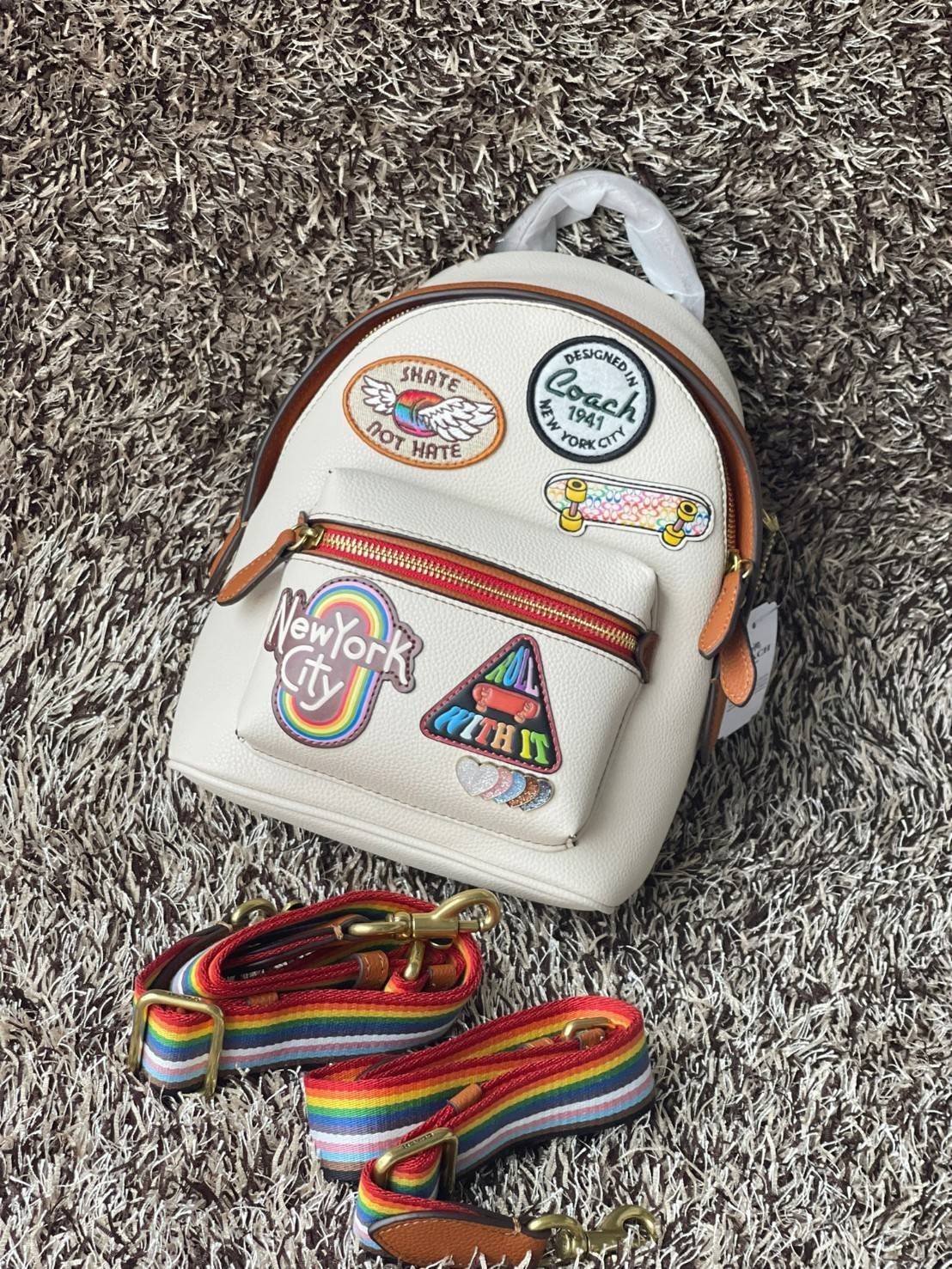 COACH CHARTER BACKPACK WITH PATCHES กระเป๋าเป้สะพายรุ่นนี้เป็นส่วนหนึ่งของ Coach Pride Collection ซึ่งเป็นการเฉลิมฉลองความเสมอภาค ความหลากหลาย และการแสดงออกถึงตัวตนที่แท้จริงภายในชุมชน LGBTQIA+ ในเดือนนี้และทุกเดือน กระเป๋าเป้ใบเล็กใบนี้เป็นรูปทรงย้อนยุคพ