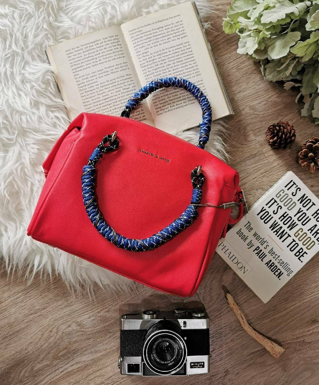 CHARLES & KEITH Nylon Twist Top Handle Bag กระเป๋าถือหรือสะพายรุ่นใหม่แบบชนช็อปทรง Bowling วัสดุหนังแกะสังเคราะห์เรียบสวยอยู่ทรงขนาดกำลังดี น่ารัก น้ำหนักเบา เปิดปิดด้วยซิปคู่สะดวกใช้ ภายในมีโลโก้และช่องซิป มีหมุดรองฐานกันรอยสี่มุม หูจับ Nylon Twist เพิ่ม