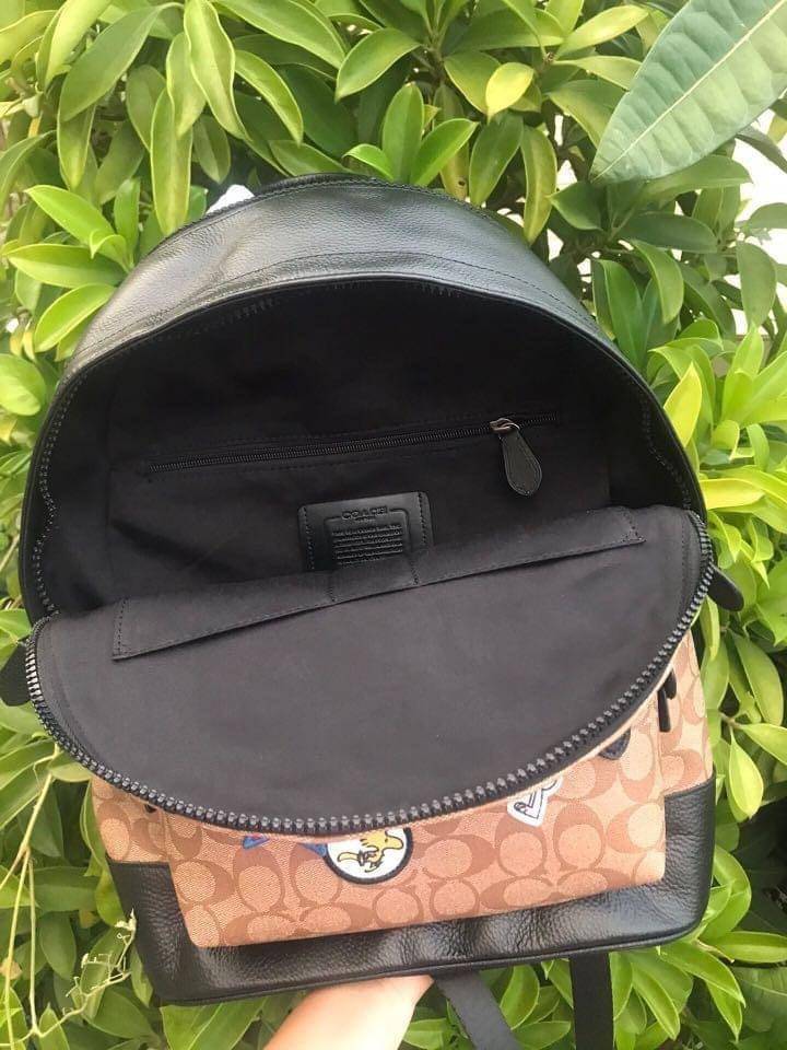 Coach x peanuts west backpack in signature canvas with snoopy กระเป๋าเป้ไซส์ใหญ่ คอลเลคชั่นยอดฮิต!! เป็นรุ่นสุดยอดของความคลาสสิค คูลๆ ใช้งานง่าย ได้ทั้งหนุ่มๆและสาวๆ วัสดุหนังแคนวาสเคลือบลายสลับหนัง pepble น่าใช้ด้วยดีไซน์ patches เหล่าผองเพื่อนสนูปพี เปิ