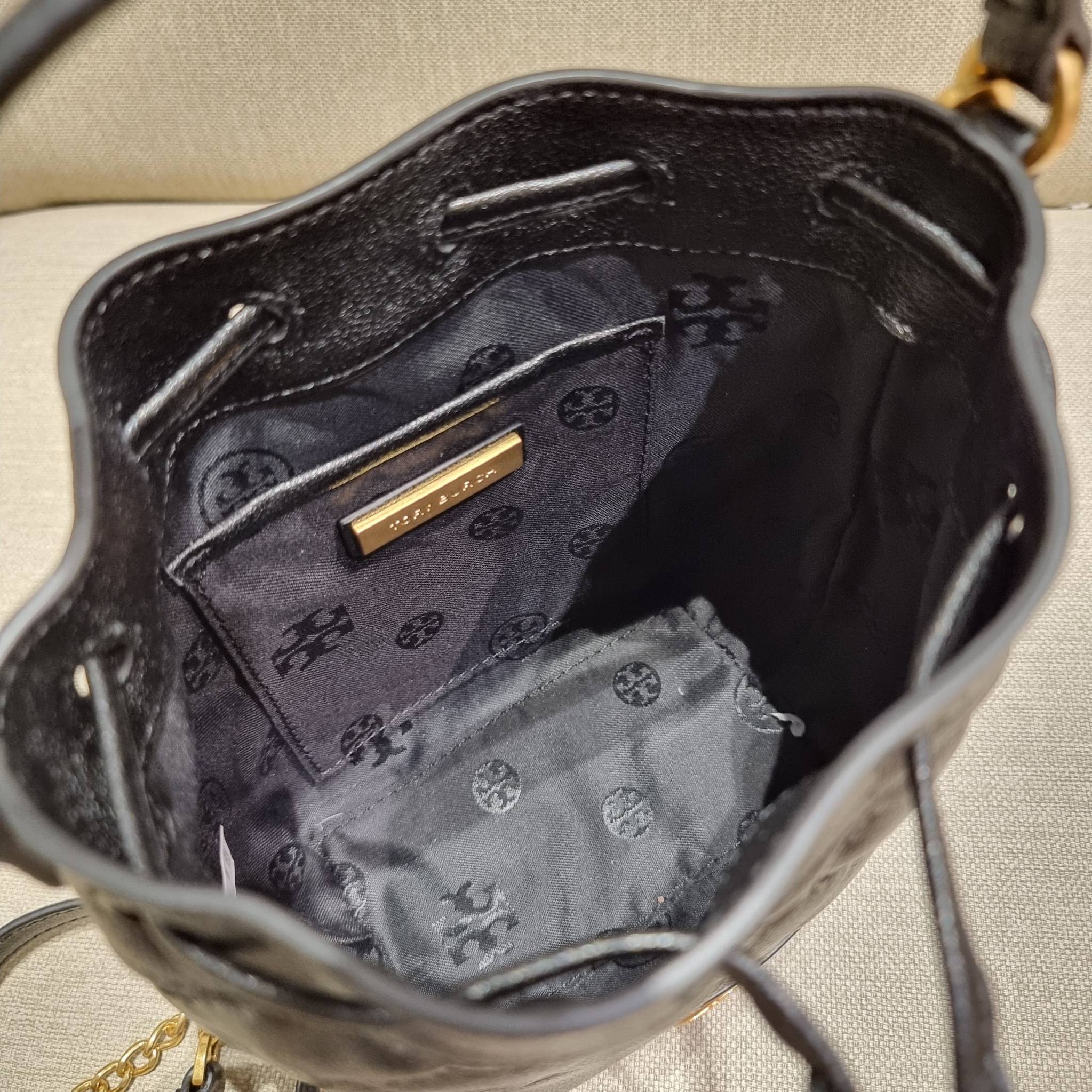 TORY BURCH WILLA MINI BUCKET BAG NEW ARRIVAL สุดปัง กระเป๋าสะพายทรงบัคเก็ต สวยผู้ดี โดดเด่นด้วยโลโก้สีทองดูหรู อัพลุคผู้ดี๊ผู้ดี วัสดุหนังแท้ ดีไซน์บุนวม เส้นคมดีเทลหรู เปิด-ปิดหนังรูดปากกระเป๋า มีหูหิ้วในตัว คล้องแขนเก๋ๆ ภายในเป็นช่องโล่ง มีช่องย่อย ใส่ข