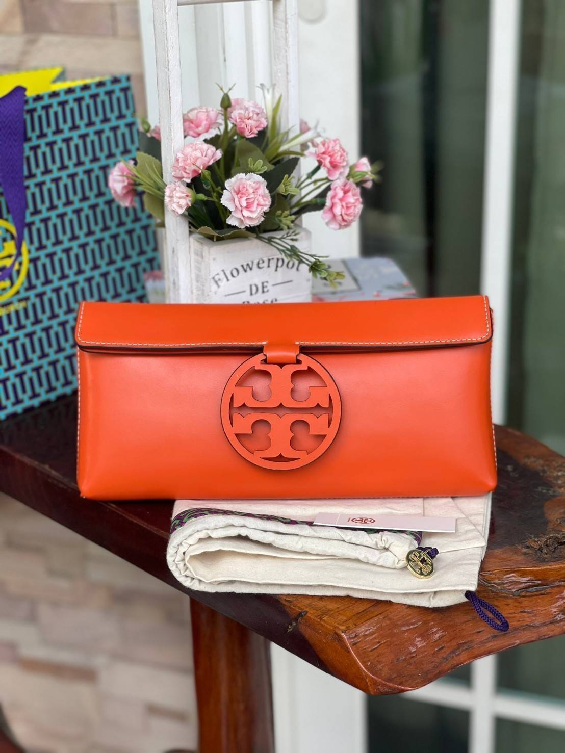 Tory burch Miller Metal clutch กระเป๋าคลัทช์ดีไซน์เรียบหรูออกแบบมาได้อย่างลงตัว ด้วยรูปทรงที่สวยงามและทันสมัย จากแบรนด์ Tory Burch ขนาดกำลังดี สามารถใส่กระเป๋าสตางค์หรือเครื่องสำอางค์ได้ตามขนาดกระเป๋า ในเรื่องของดีไซน์และLogo DoubleT เฉดเดียวกับสีของกระเป