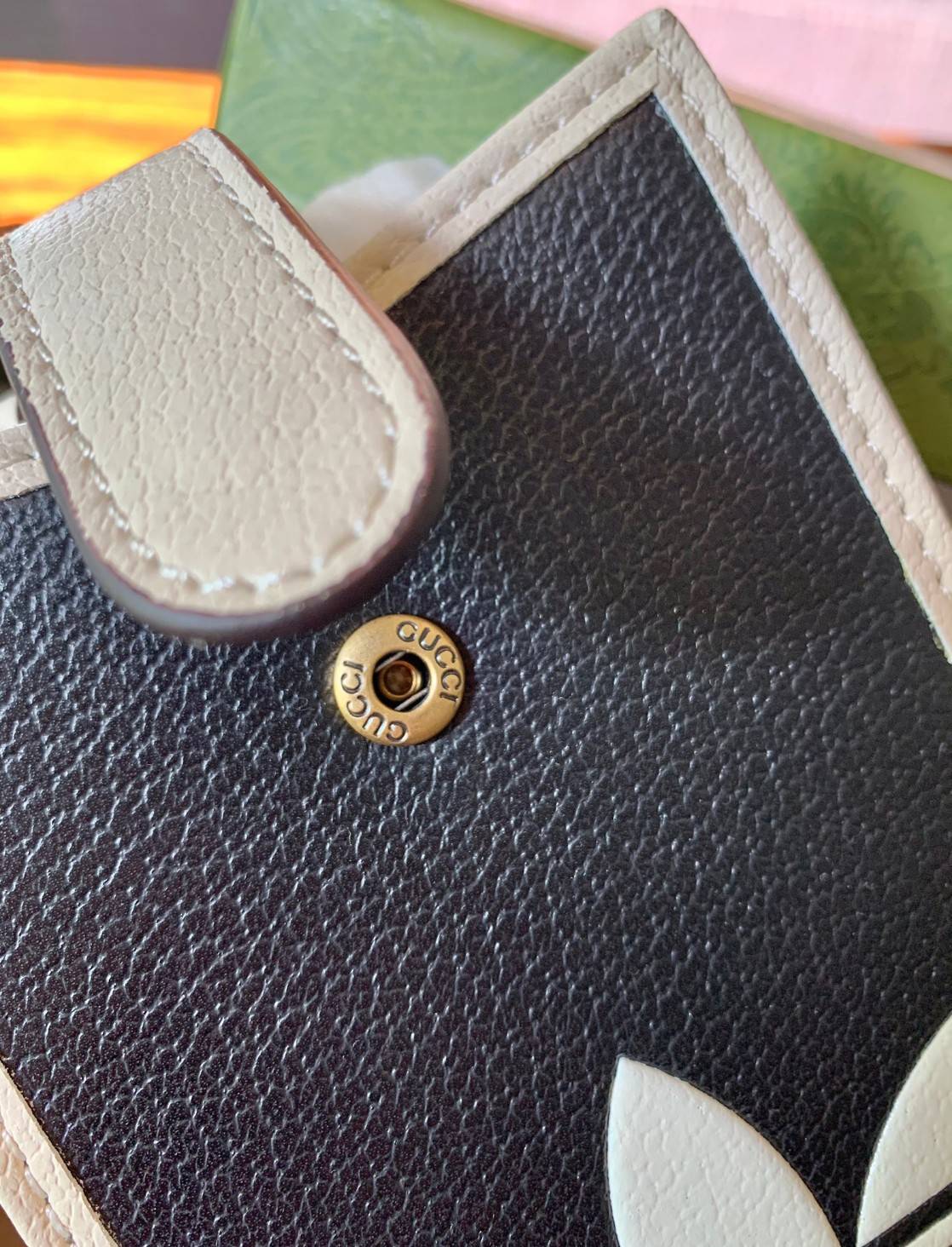 VIP 🥂 LIMITED EDITION Gucci x adidas Phone Case ไม่มีได้ยังไง สวยขนาดนี้ ที่หนุ่มๆสาวๆต้องมีติดตัวค่ะ 💙กระเป๋าใส่มือถือ หนังแท้ 🔺สีน้ำตาลอมเหลือง สัสดุJacquard ทอลายGG ค่ะ ด้านหน้าทั้ง3สี มีโลโก้แบรนด์แบบนูนอันเป็นสัญลักษณ์ของคอลเล