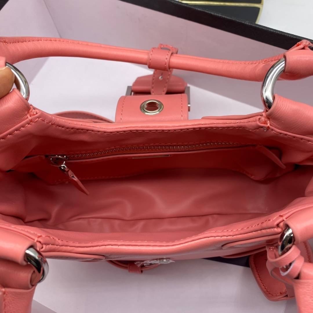 Prada Moon padded nappa-leather bag / PRADA LEATHER HANDBAG พร้อมส่งที่ไทย กระเป๋าสะพาย คอลที่ใครๆ เห็นก็ต้องรัก ขนาดกำลังน่ารัก ดีไซน์สวยดูแพง ด้วยวัสดุที่มีคุณภาพหนัง nappa สัมผัสดีงาม **สินค้าเกรดท็อปออริจินอล 1:1 สลับแท้