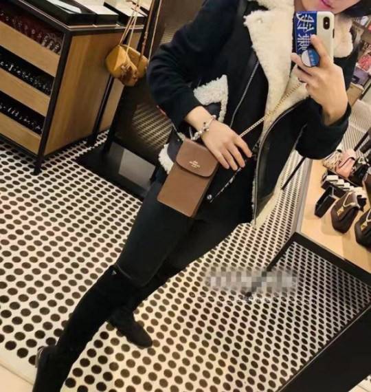 COACH PHONE CASE CROSSBODY BAG ((73486//76988//76357//39955//91046)) COACH NORTH/SOUTH CROSSBODY IN SIGNATURE CANVAS กระเป๋าใส่โทรศัพท์รุ่นนี้ มีความโดดเด่นทั้งดีไซน์และคุณสมบัติในการใช้งาน ด้วยลวดลายที่มีซิกเนเจอร์เป็นเอกลักษณ์แล้ว ด้านหลังยังมีช่องใส่กา