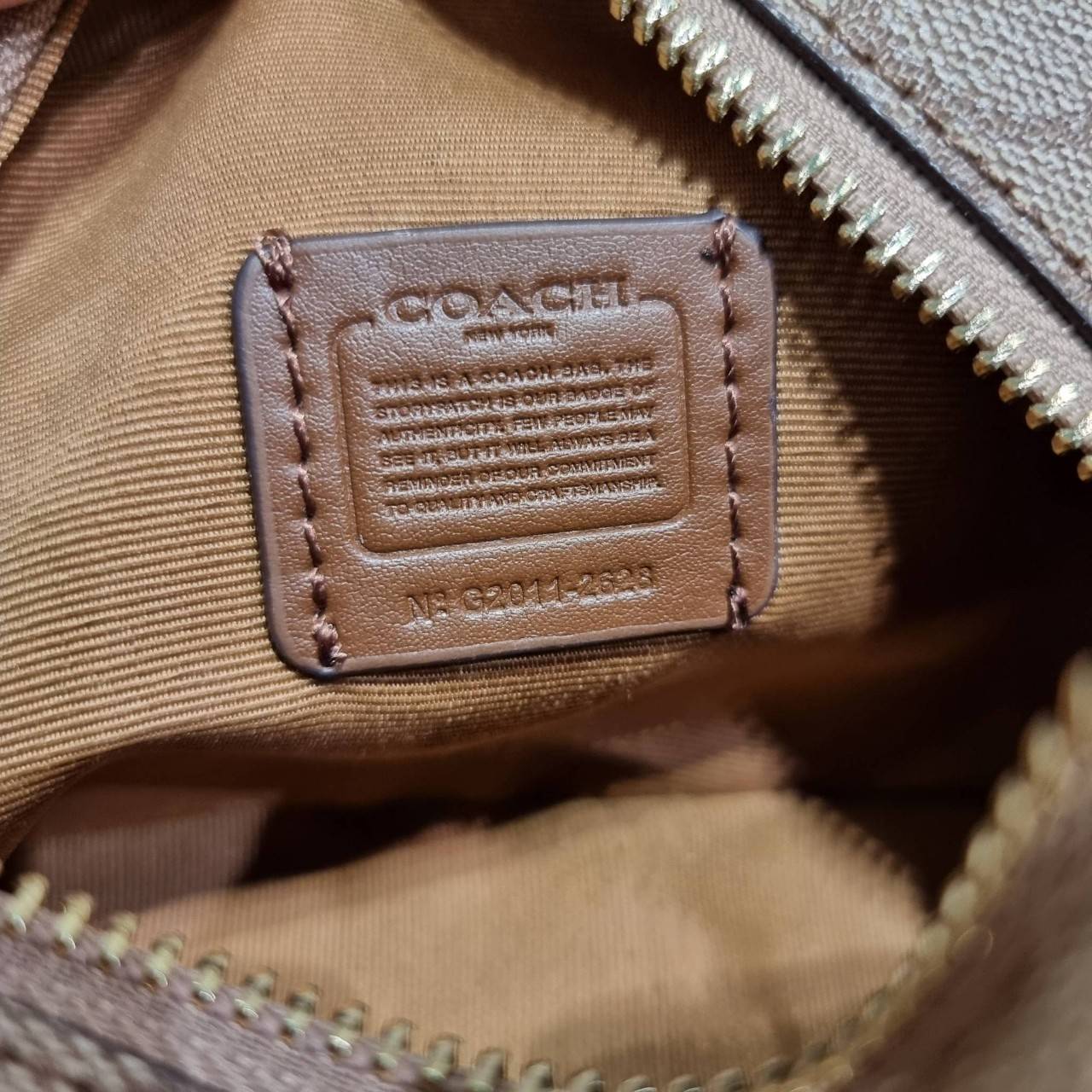 COACH 2628 MINI SERENA CROSSBODY IN SIGNATURE CANVAS ใหม่ที่สุด!! พร้อมส่งทุกสีเด็ด!! ย่อส่วนกระเป๋าสะพายคอลเลคชั่นยอดฮิต มินิเซเรนา ที่รับรองว่าน้องน่ารักม้ากกก!! ขนาดเล็กกุ๊งกิ๊ง แต่ดีเทลยิ่งใหญ่ วัสดุหนังแคนวาสเคลือบลาย เปิด-ปิดด้วยซิป สะดวกใช้ ภายในเป